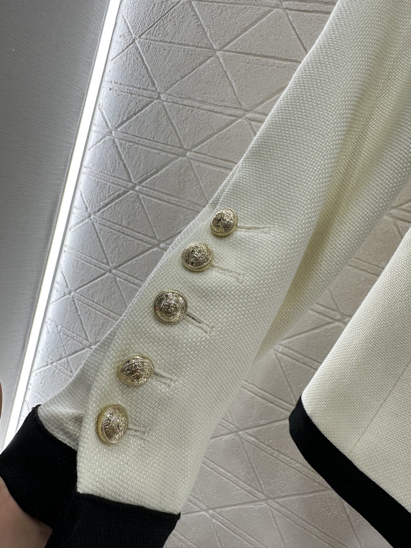 Title: Balmain 2025 New Product: High-Quality Wool Suit for Stylish Women Summary: Balmain 2025 introduces a customizable wool suit with unique design details, perfect for everyday - 图片 8