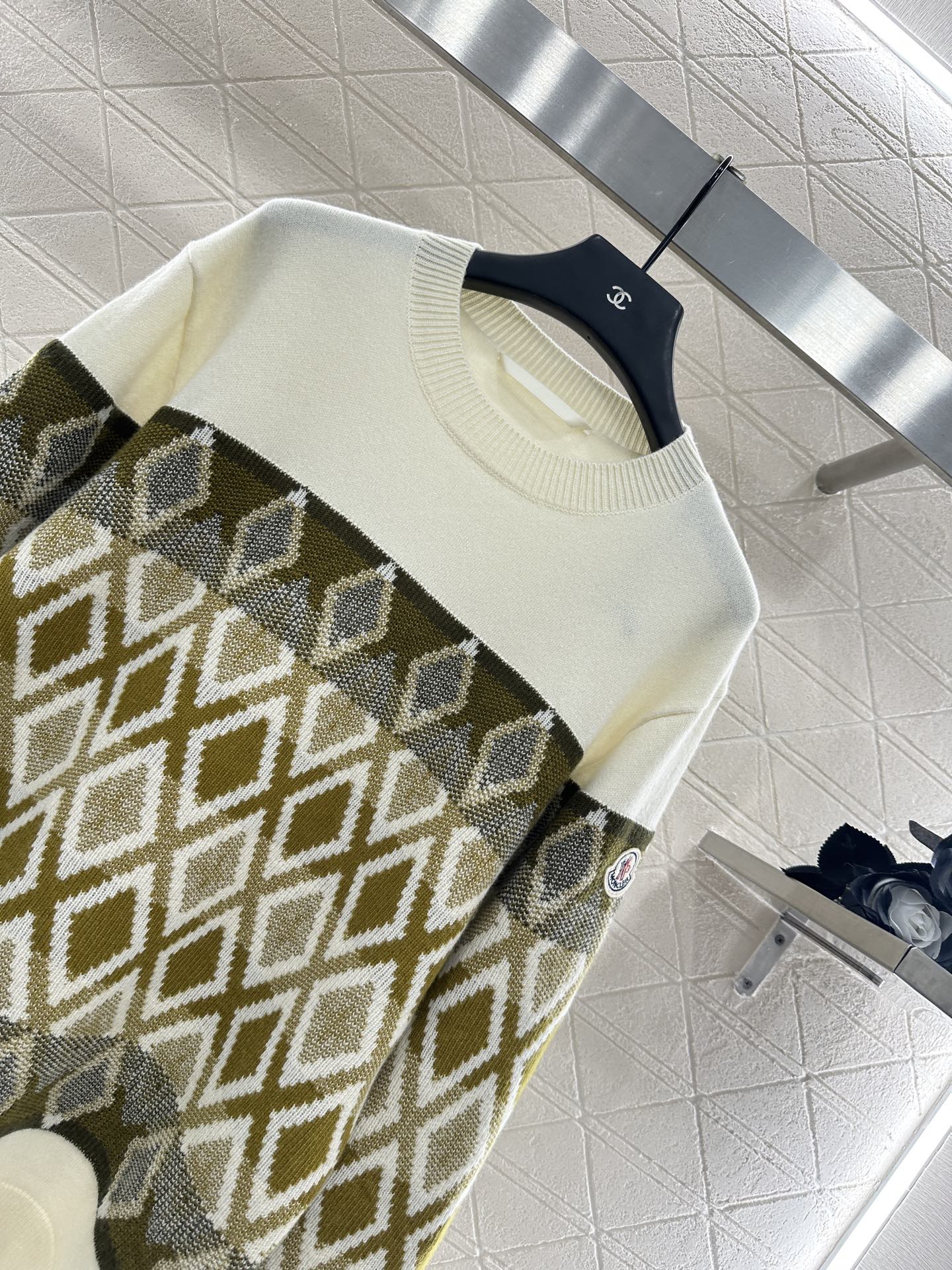 “2025 Moncle Women’s Suit: Cozy Oceanic Sweaters with Nordic Style, Brown and Green Accents” - 图片 3