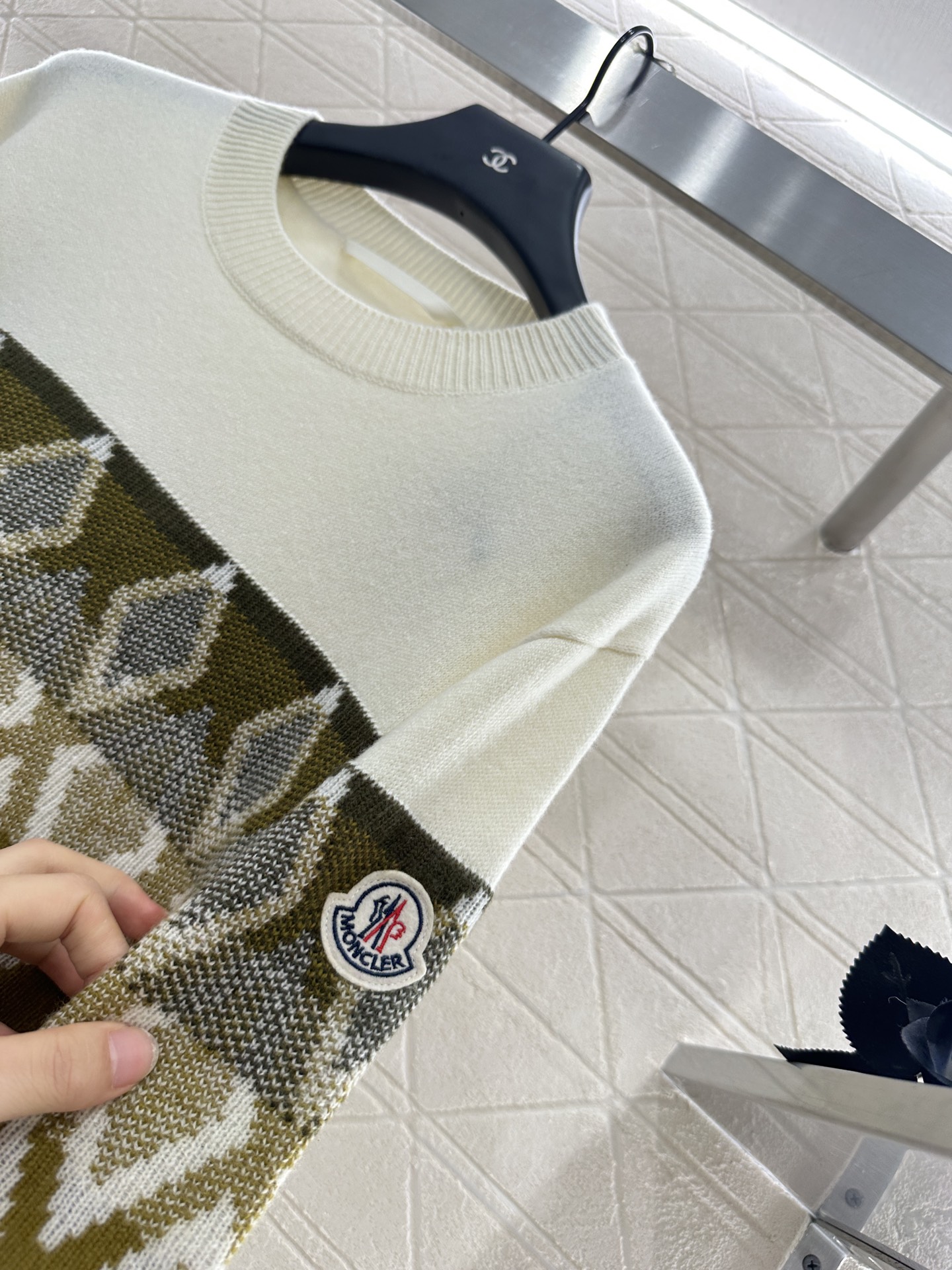 “2025 Moncle Women’s Suit: Cozy Oceanic Sweaters with Nordic Style, Brown and Green Accents” - 图片 5