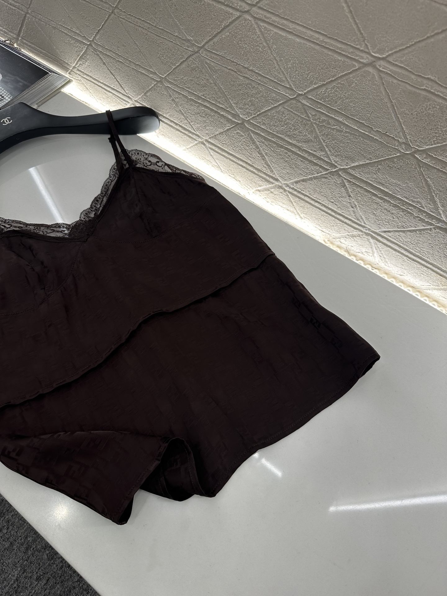 Title: High-Quality Lace Half-Skirt with Customizable Floral Design Summary: Semi-skirt P624 with lace, customizable YB import flowers, F-letter logo, and skin-skimming fit - 图片 5