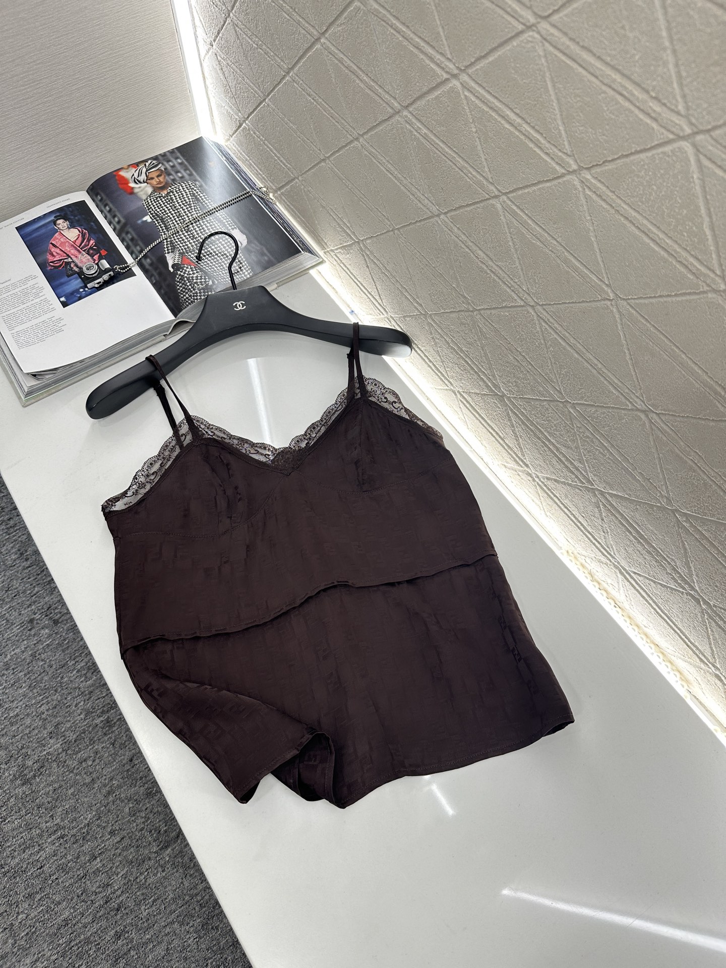 Title: High-Quality Lace Half-Skirt with Customizable Floral Design Summary: Semi-skirt P624 with lace, customizable YB import flowers, F-letter logo, and skin-skimming fit - 图片 1