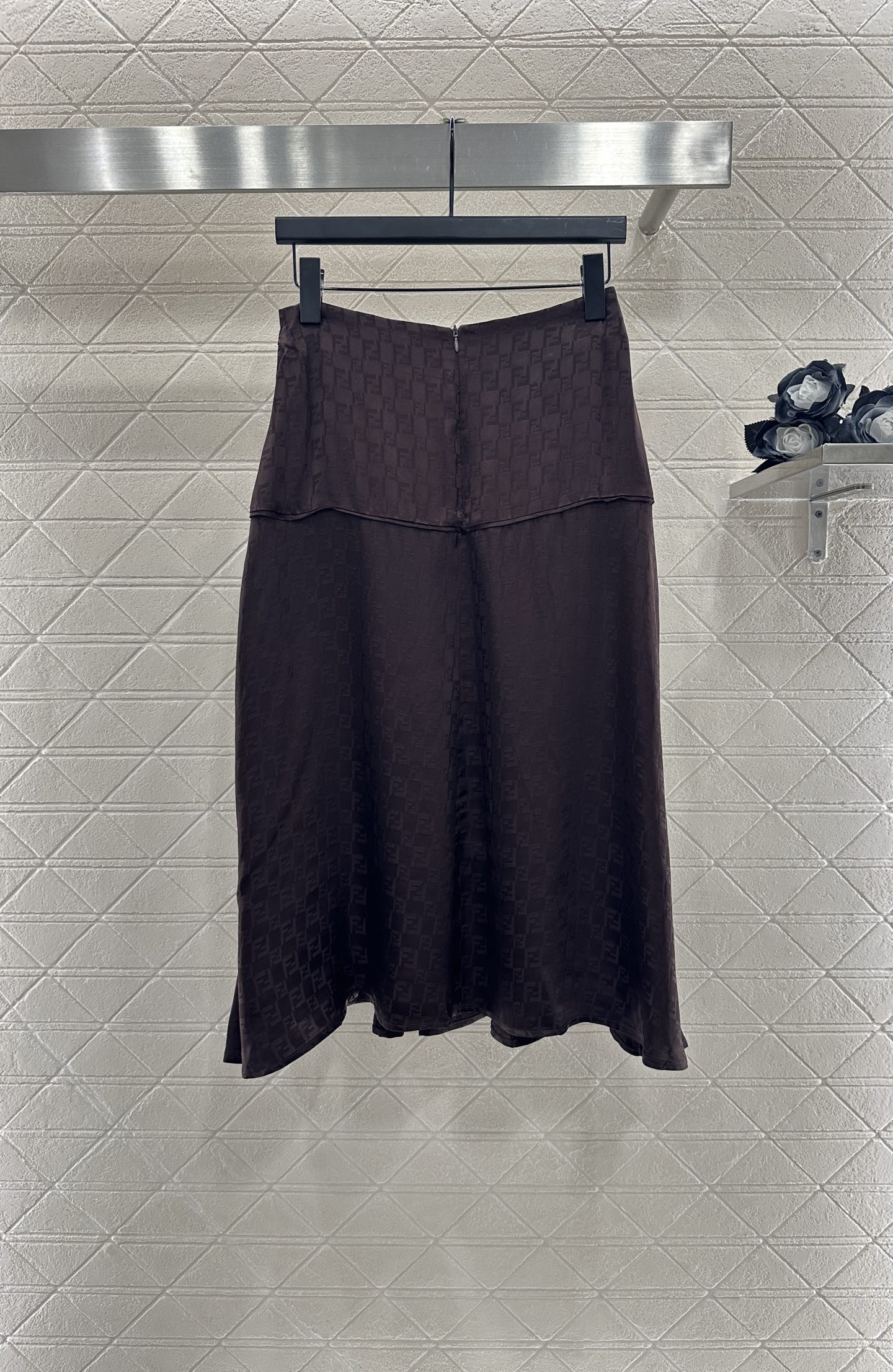 Title: High-Quality Lace Half-Skirt with Customizable Floral Design Summary: Semi-skirt P624 with lace, customizable YB import flowers, F-letter logo, and skin-skimming fit - 图片 9