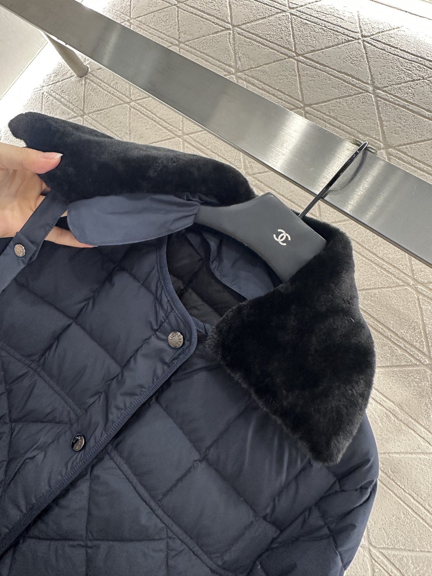 ♥Moncle*♥2025新品上架
     两穿拆卸翻领羽绒服
定制YB进口亮面防风防水尼龙材质 通体