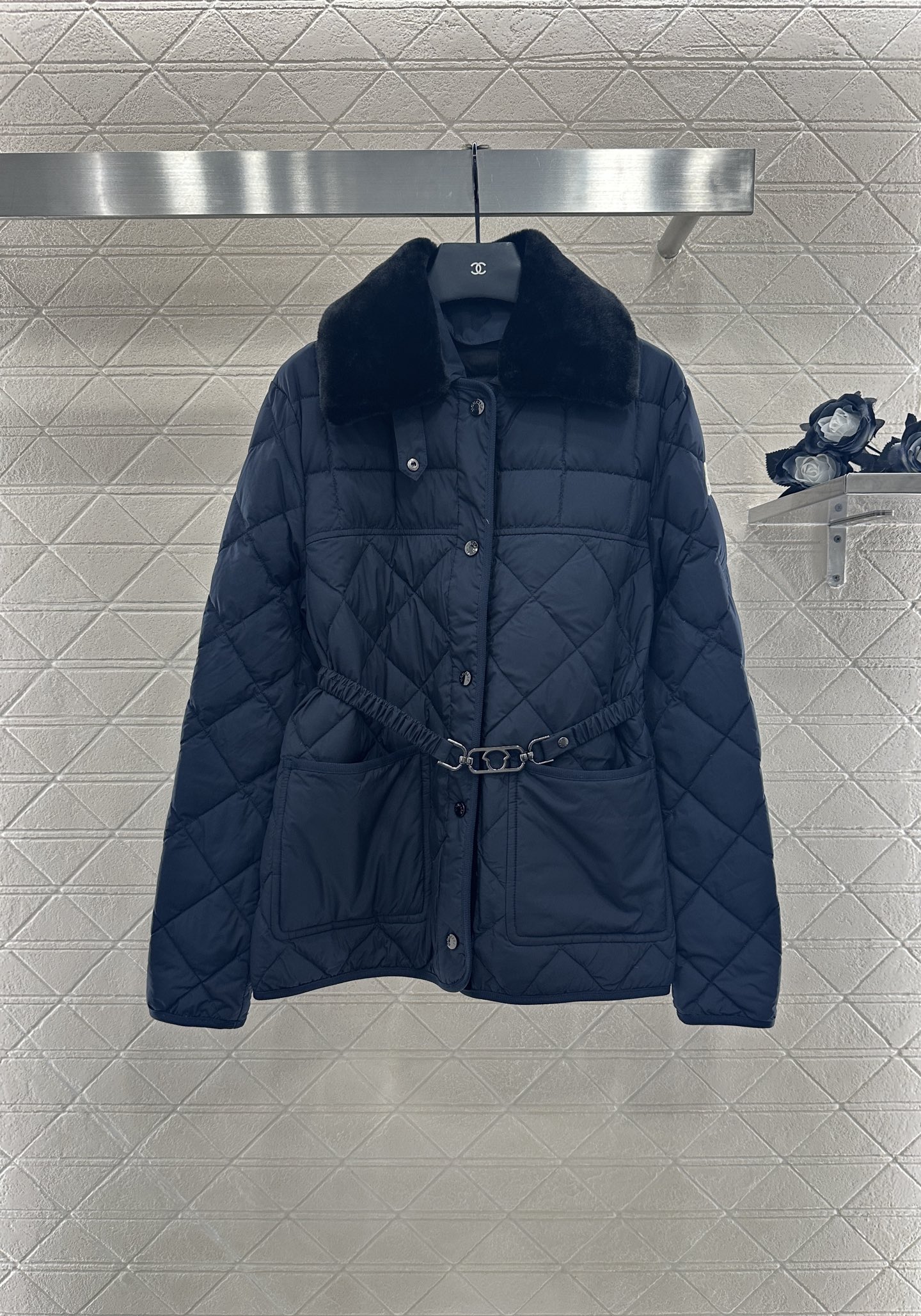 ♥Moncle*♥2025新品上架
     两穿拆卸翻领羽绒服
定制YB进口亮面防风防水尼龙材质 通体