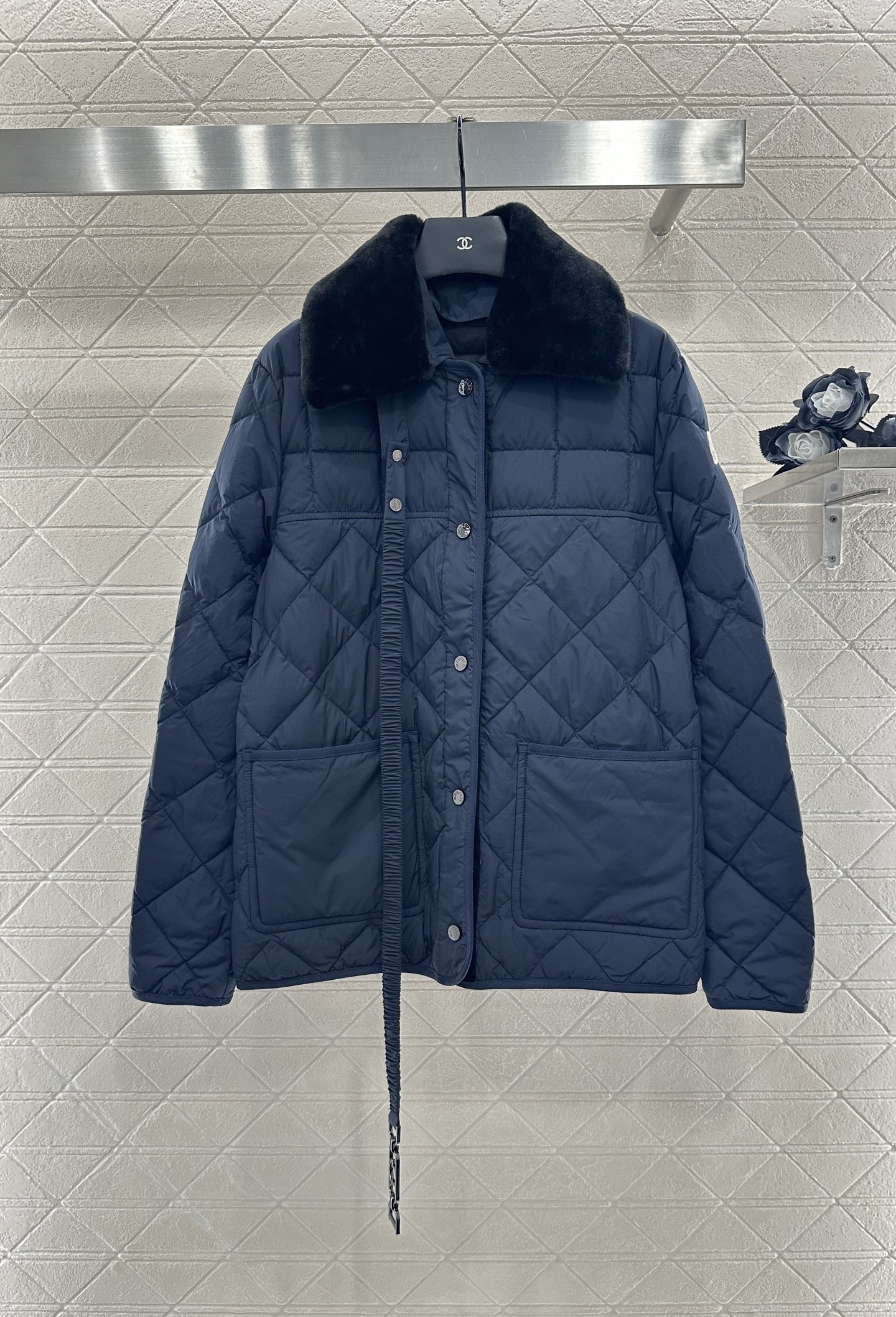 ♥Moncle*♥2025新品上架
     两穿拆卸翻领羽绒服
定制YB进口亮面防风防水尼龙材质 通体
