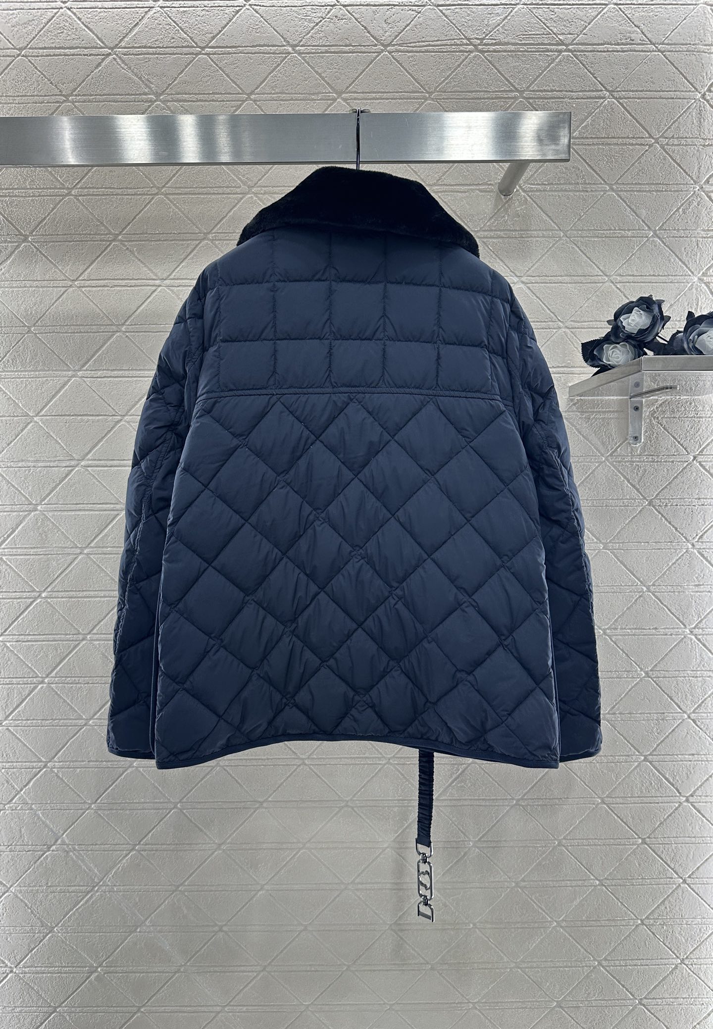 ♥Moncle*♥2025新品上架
     两穿拆卸翻领羽绒服
定制YB进口亮面防风防水尼龙材质 通体