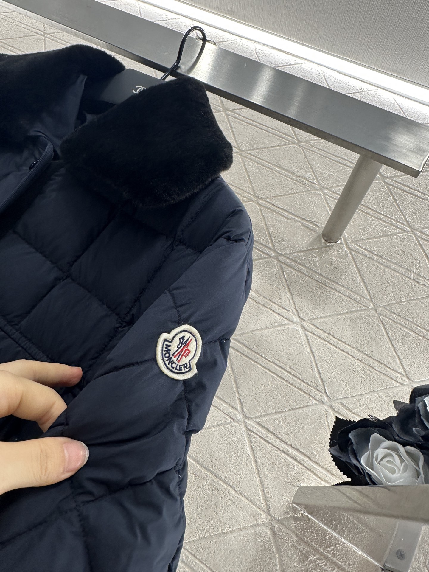 ♥Moncle*♥2025新品上架
     两穿拆卸翻领羽绒服
定制YB进口亮面防风防水尼龙材质 通体