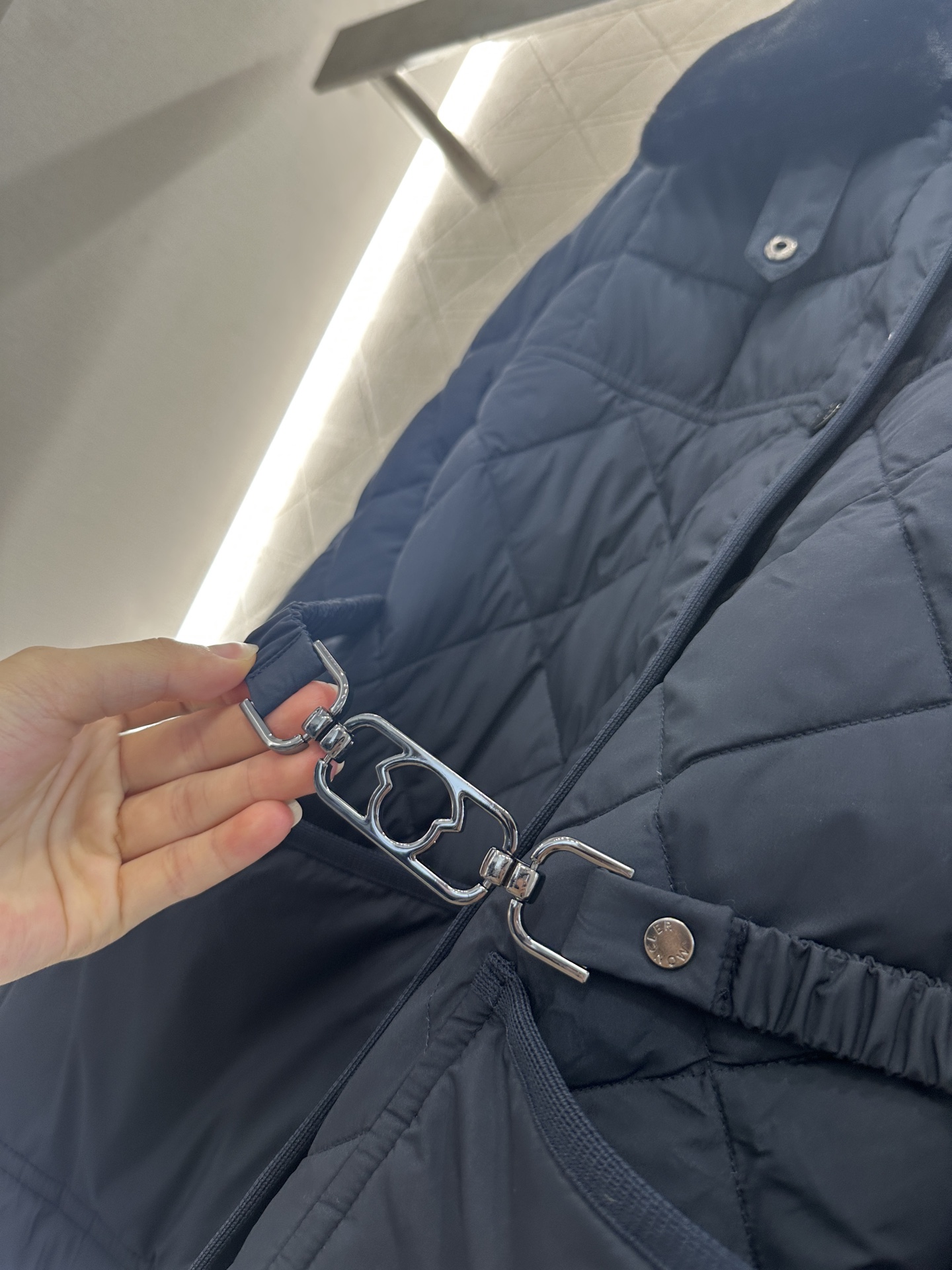 ♥Moncle*♥2025新品上架
     两穿拆卸翻领羽绒服
定制YB进口亮面防风防水尼龙材质 通体