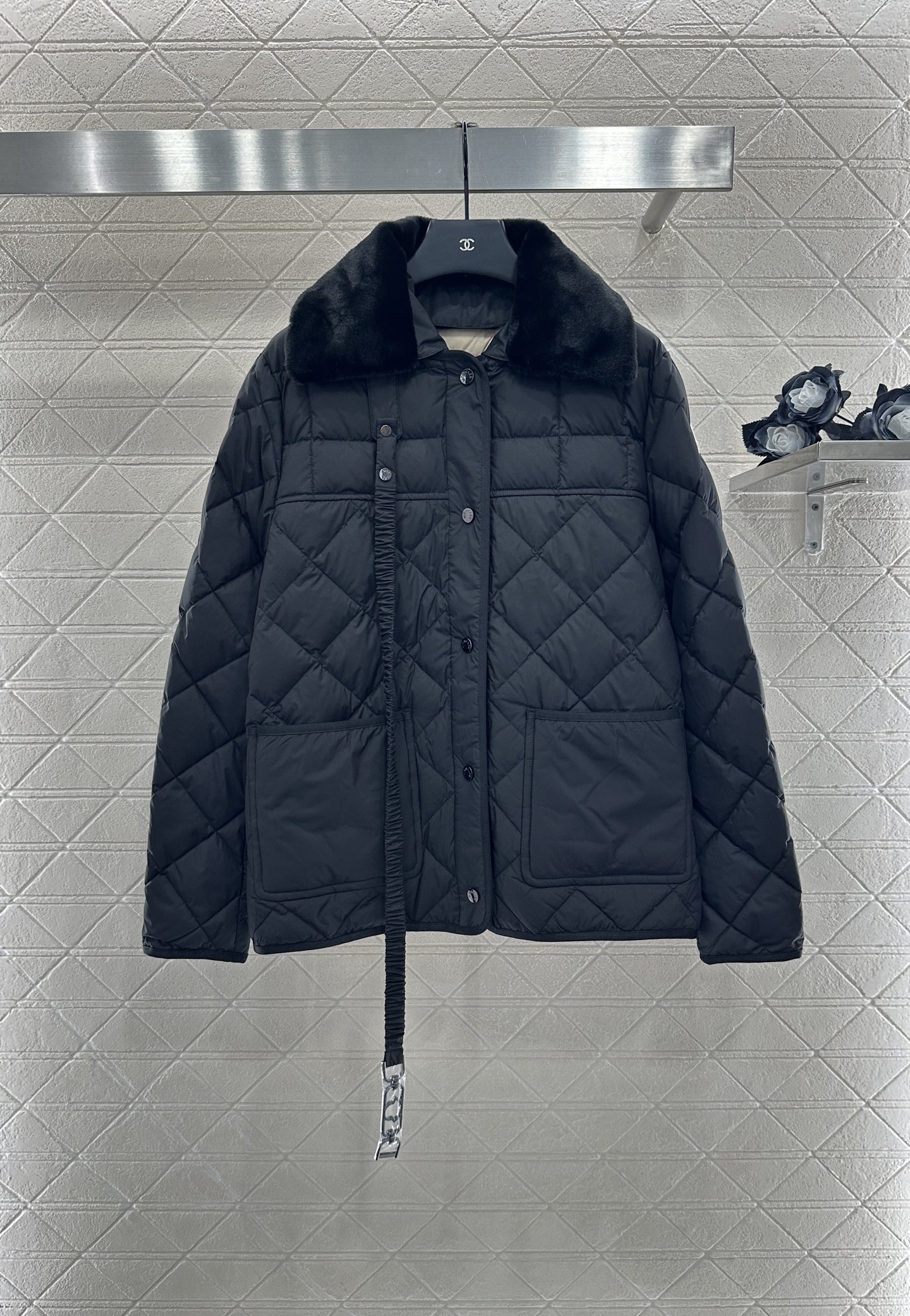 ♥Moncle*♥2025新品上架
     两穿拆卸翻领羽绒服
定制YB进口亮面防风防水尼龙材质 通体