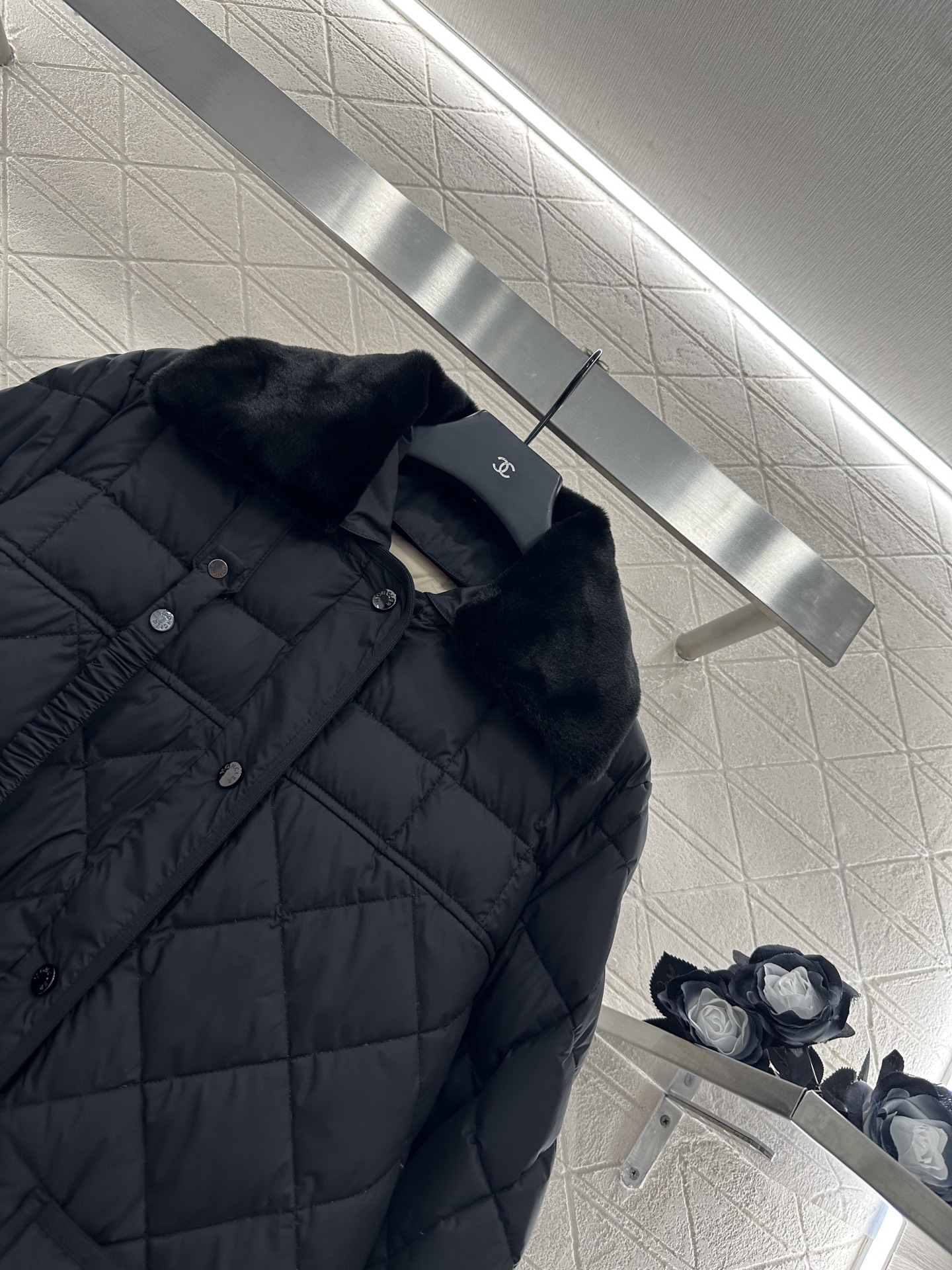 ♥Moncle*♥2025新品上架
     两穿拆卸翻领羽绒服
定制YB进口亮面防风防水尼龙材质 通体