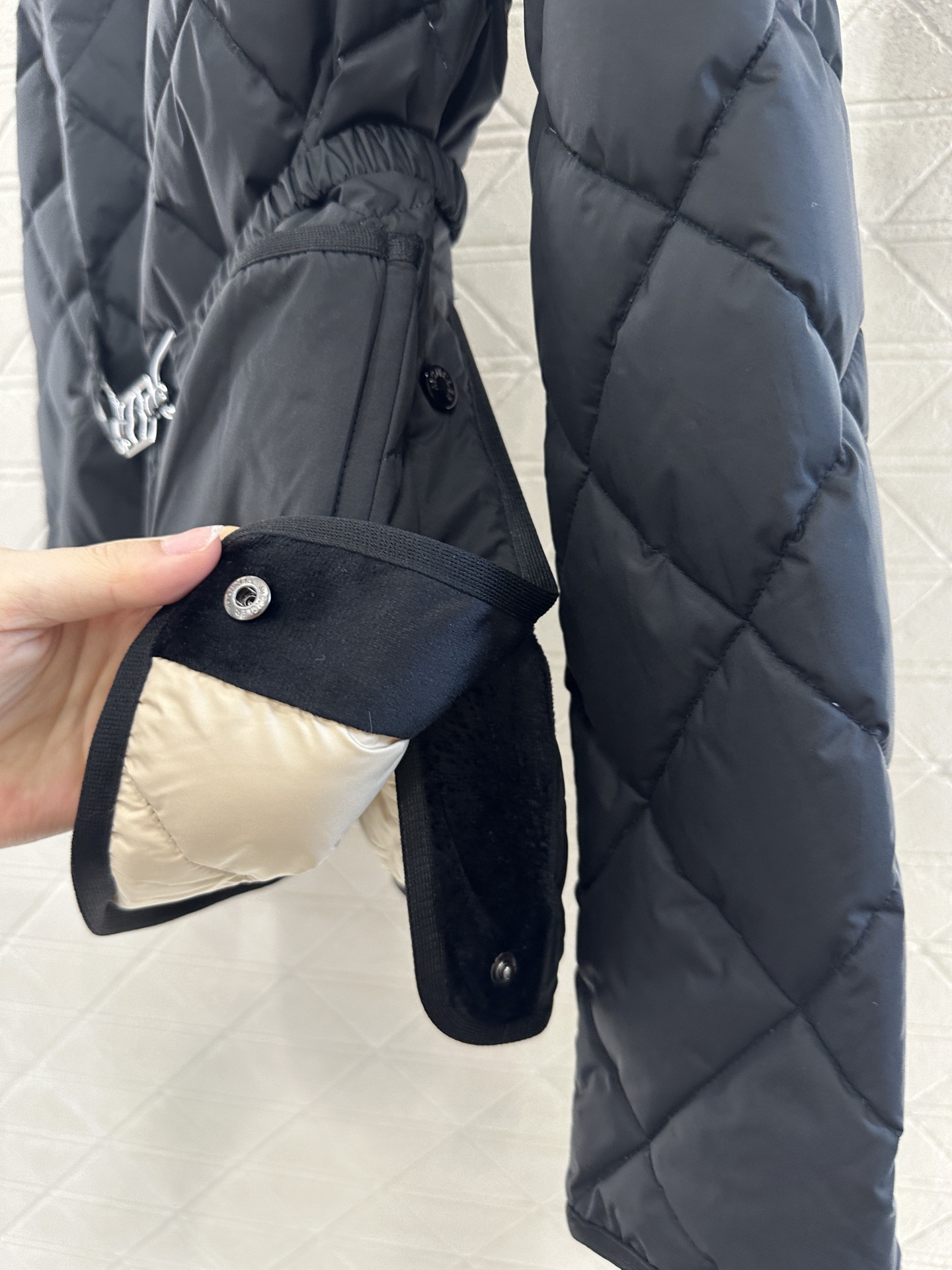 ♥Moncle*♥2025新品上架
     两穿拆卸翻领羽绒服
定制YB进口亮面防风防水尼龙材质 通体