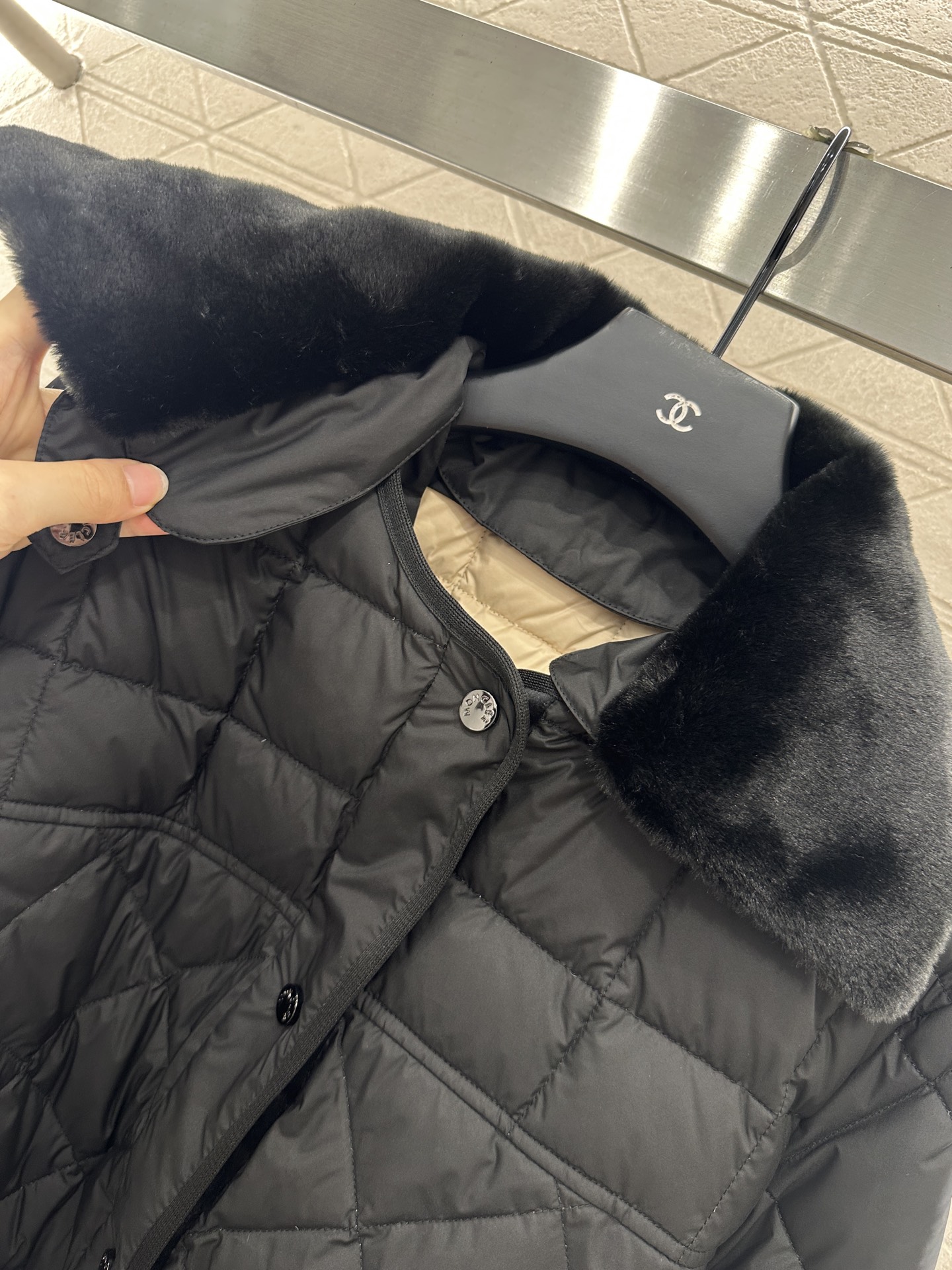 ♥Moncle*♥2025新品上架
     两穿拆卸翻领羽绒服
定制YB进口亮面防风防水尼龙材质 通体