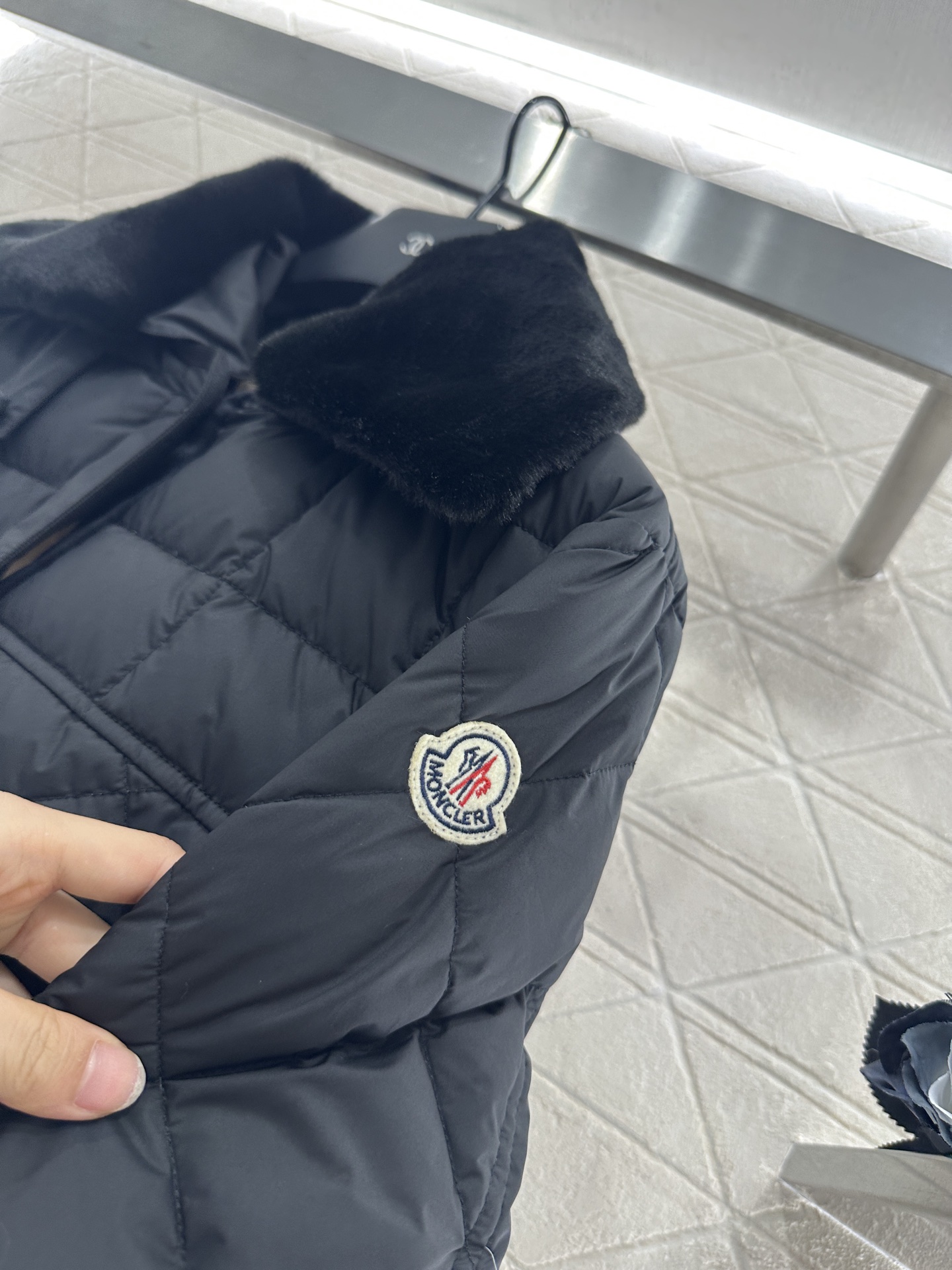 ♥Moncle*♥2025新品上架
     两穿拆卸翻领羽绒服
定制YB进口亮面防风防水尼龙材质 通体