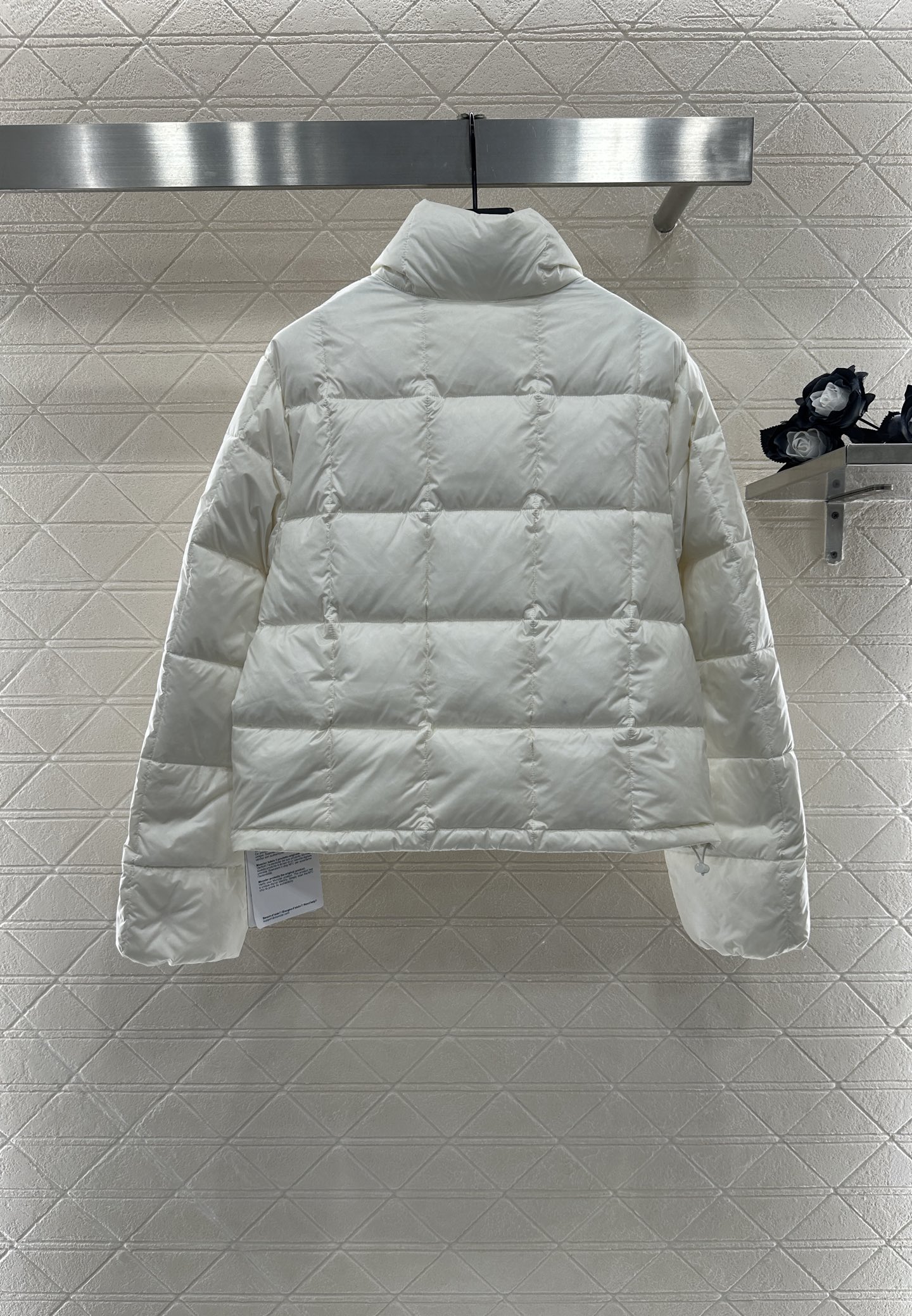 ♥Moncle*♥2025新品上架
      立领翻领薄款羽绒服
定制YB进口尼龙材质 其工艺还原 升