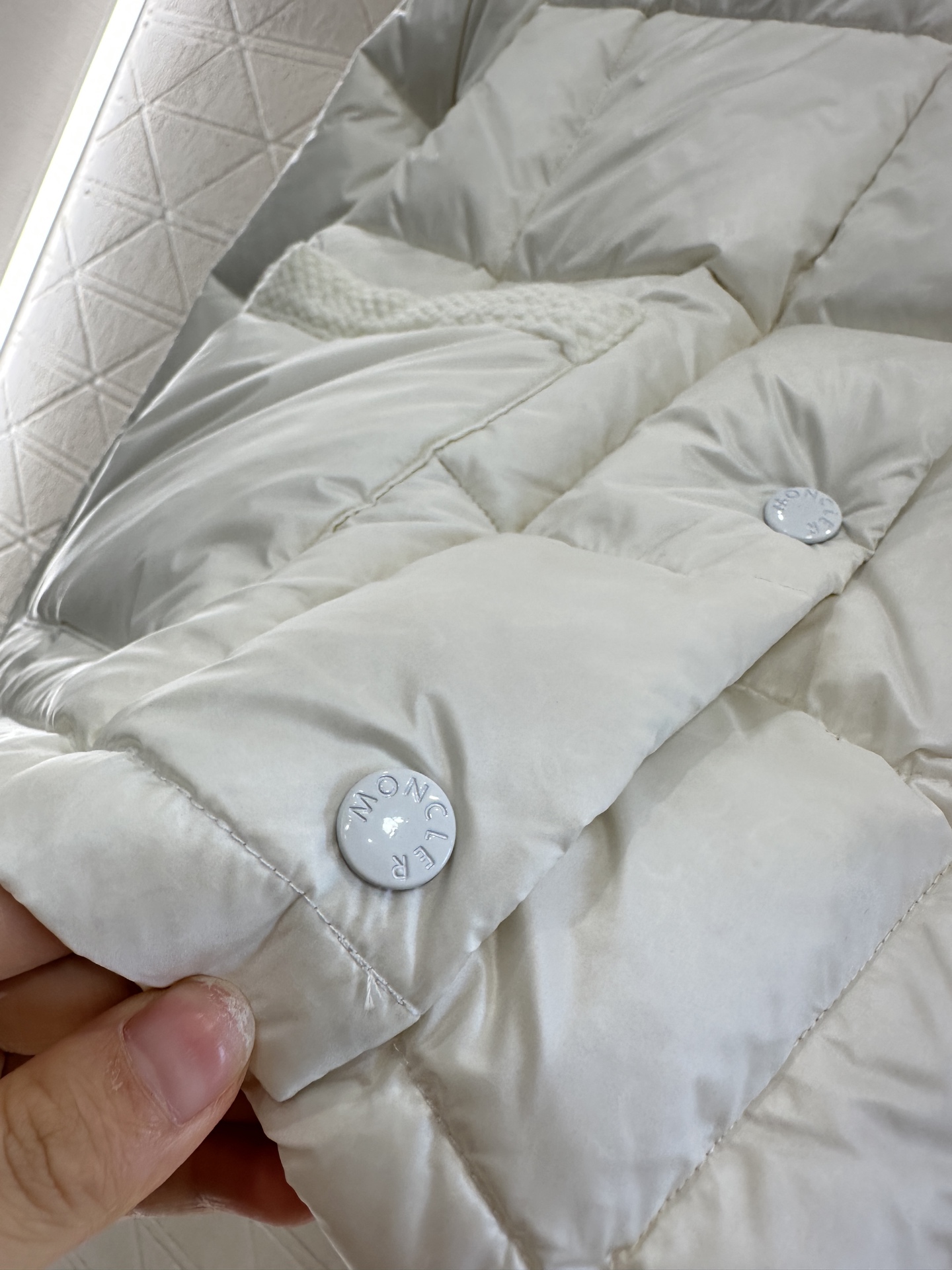♥Moncle*♥2025新品上架
      立领翻领薄款羽绒服
定制YB进口尼龙材质 其工艺还原 升