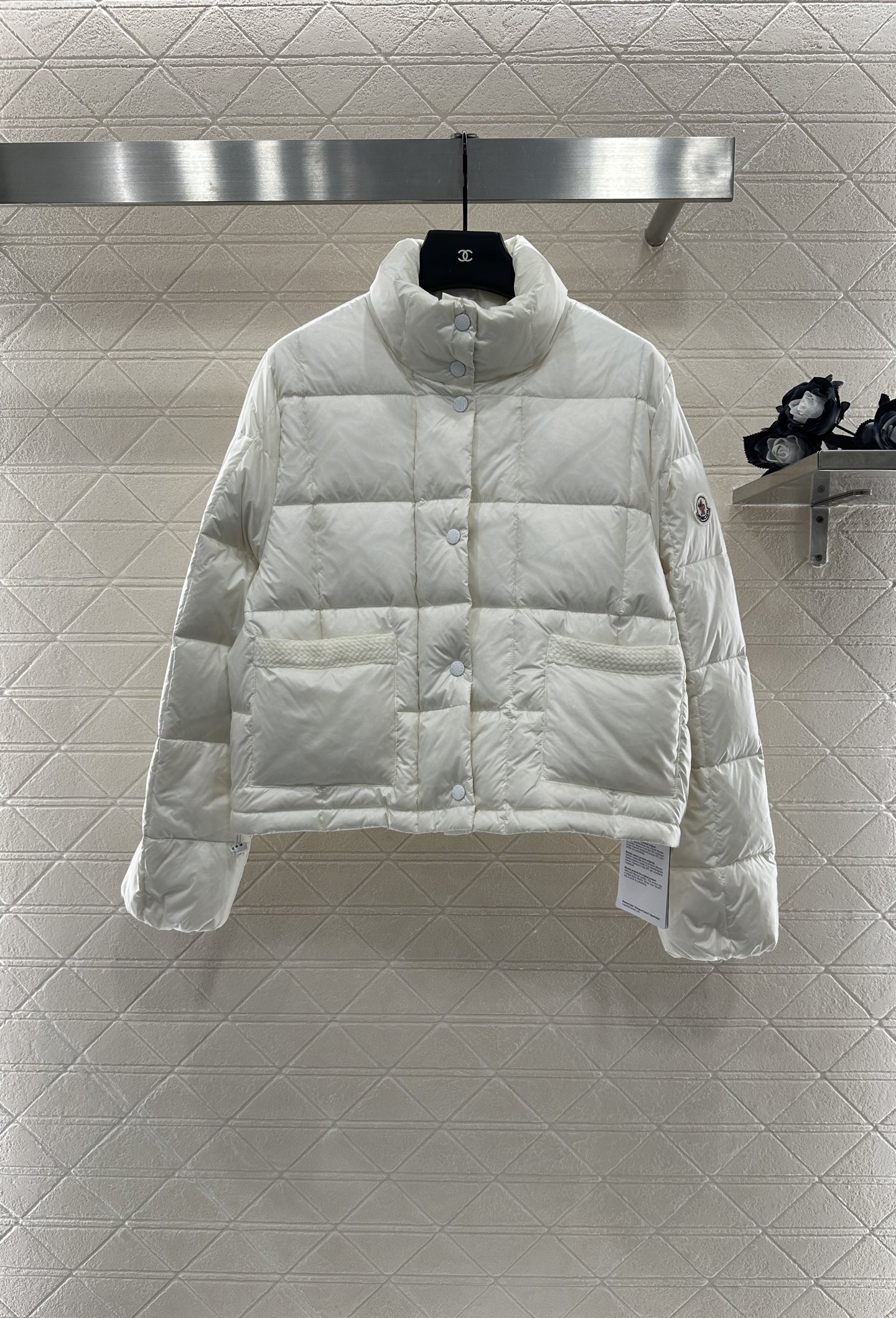 ♥Moncle*♥2025新品上架
      立领翻领薄款羽绒服
定制YB进口尼龙材质 其工艺还原 升