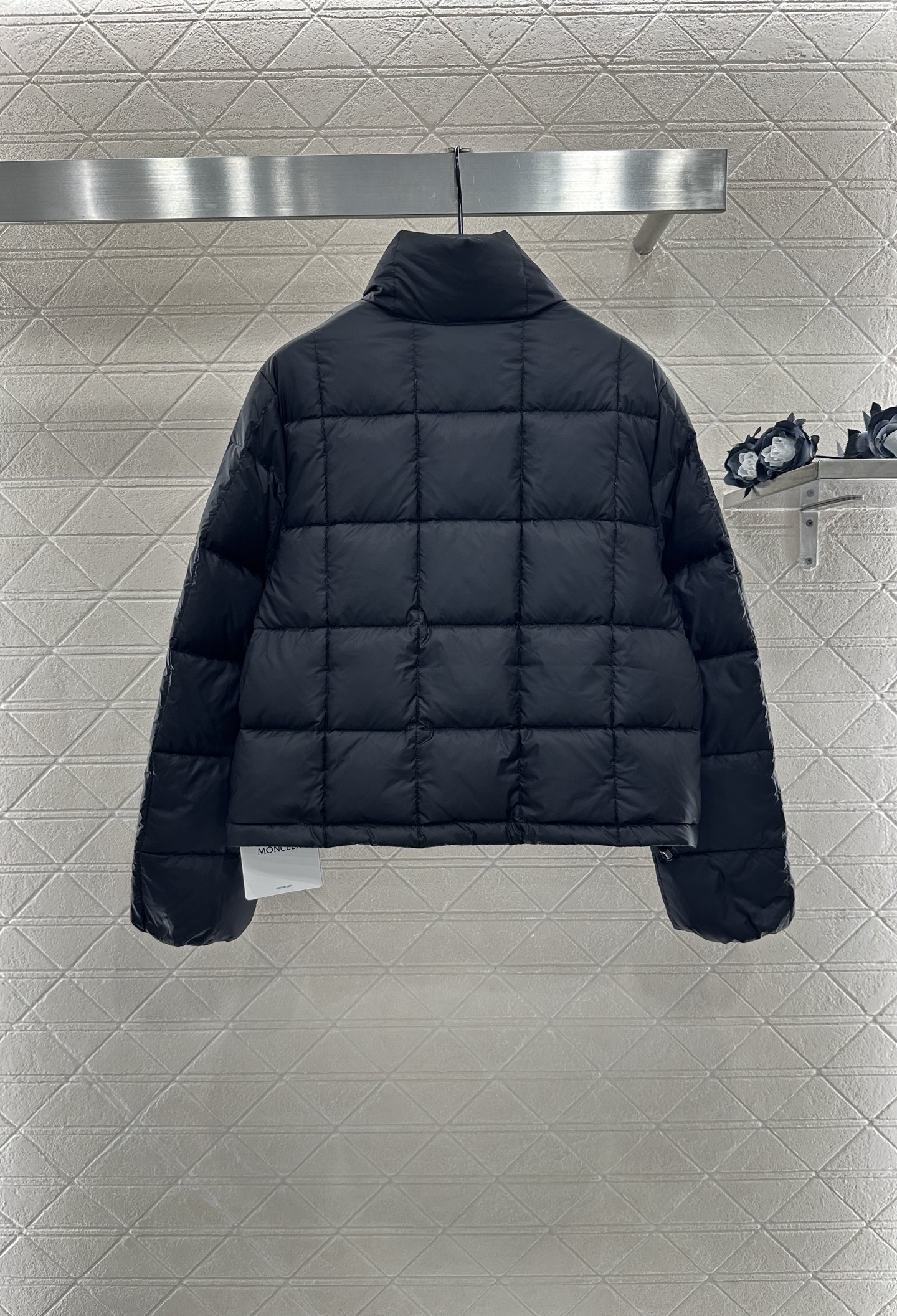 ♥Moncle*♥2025新品上架
      立领翻领薄款羽绒服
定制YB进口尼龙材质 其工艺还原 升