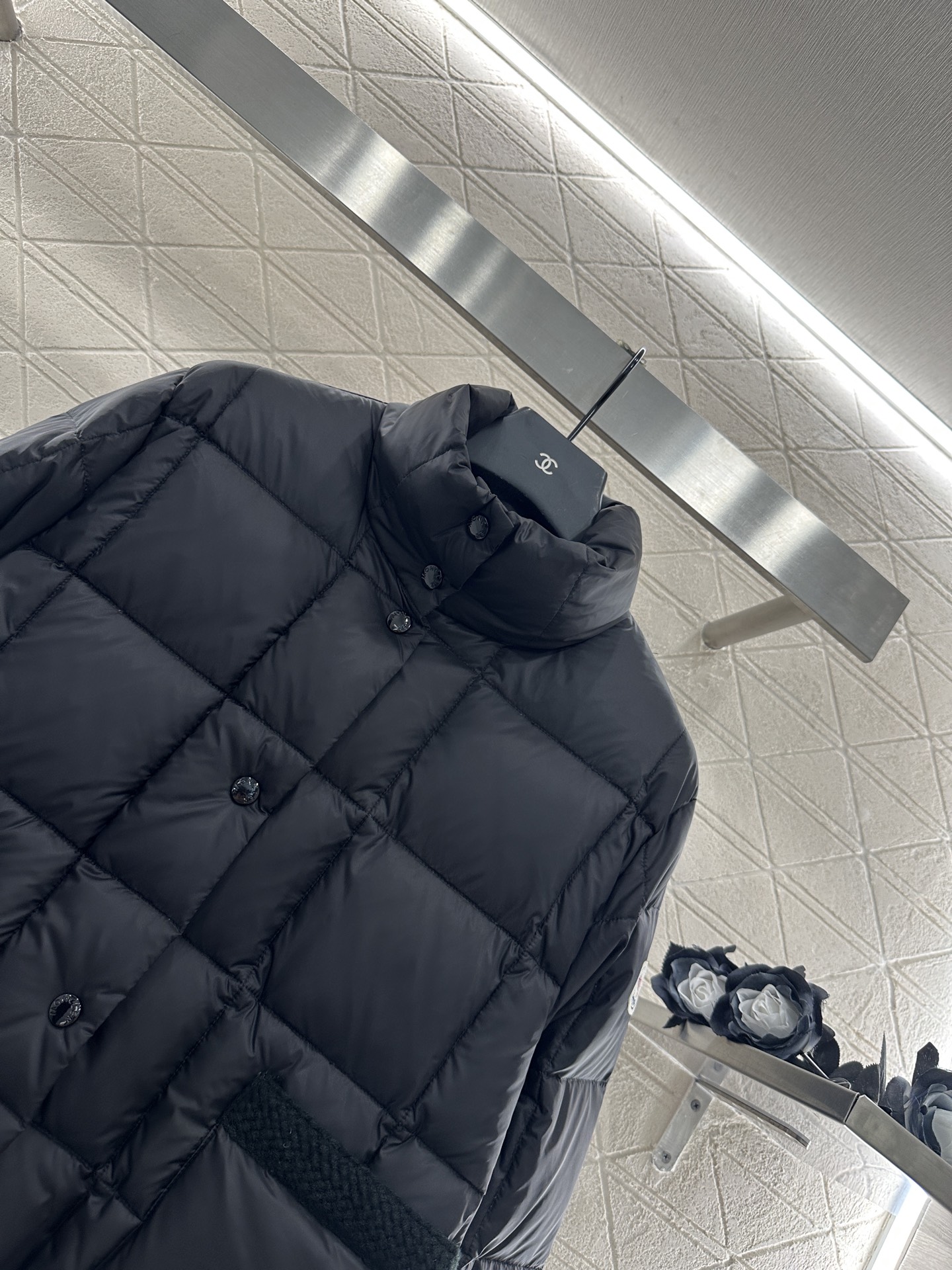 ♥Moncle*♥2025新品上架
      立领翻领薄款羽绒服
定制YB进口尼龙材质 其工艺还原 升