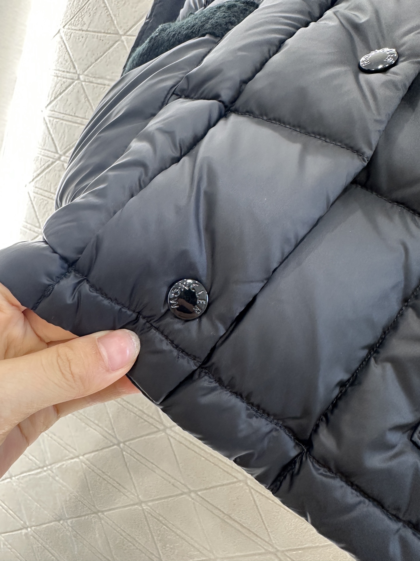 ♥Moncle*♥2025新品上架
      立领翻领薄款羽绒服
定制YB进口尼龙材质 其工艺还原 升