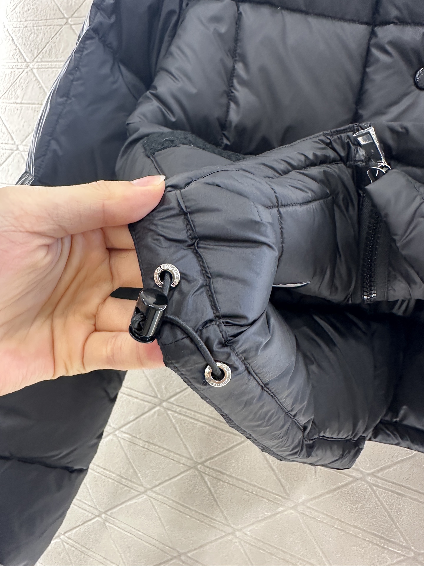 ♥Moncle*♥2025新品上架
      立领翻领薄款羽绒服
定制YB进口尼龙材质 其工艺还原 升