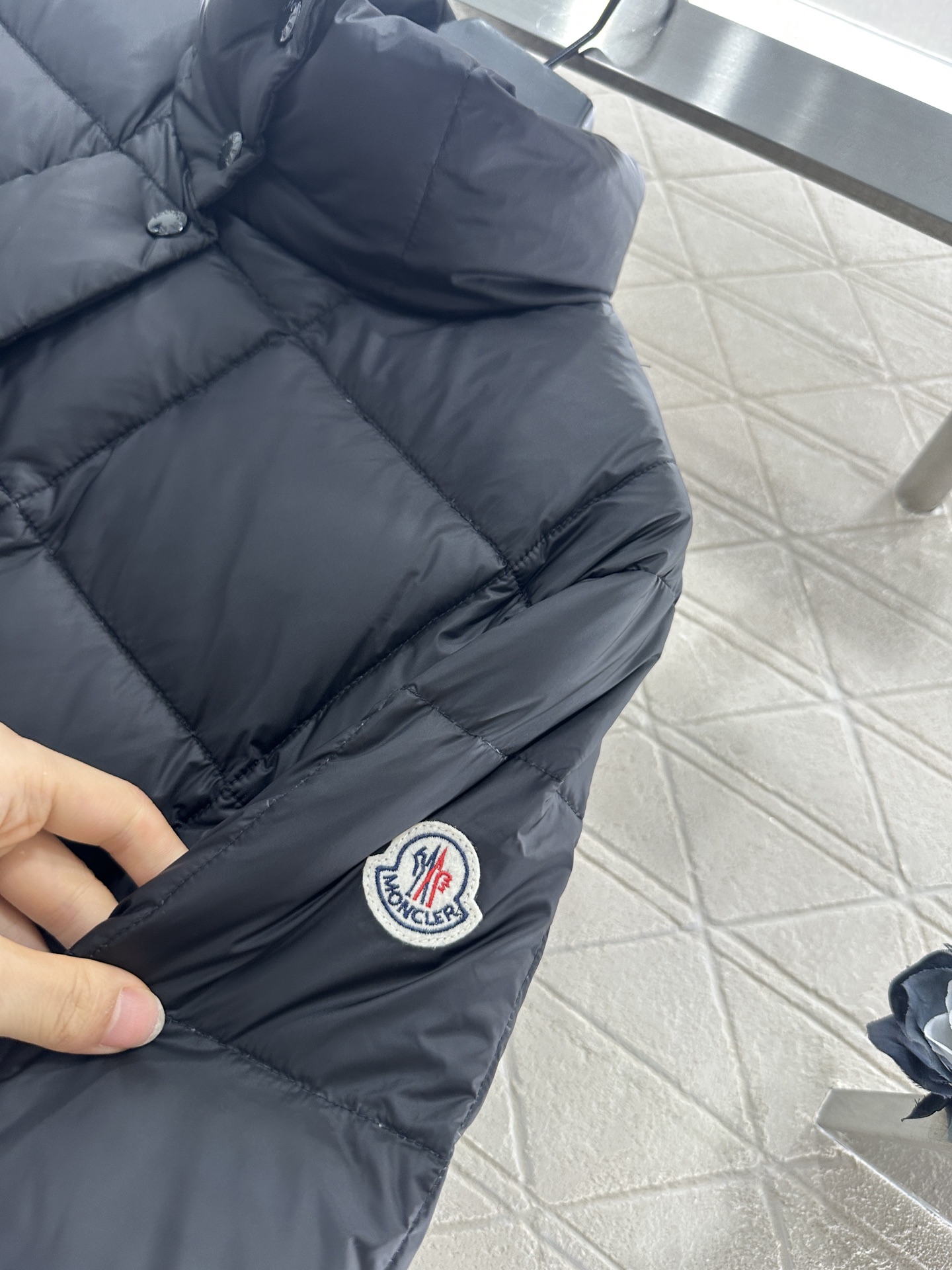 ♥Moncle*♥2025新品上架
      立领翻领薄款羽绒服
定制YB进口尼龙材质 其工艺还原 升