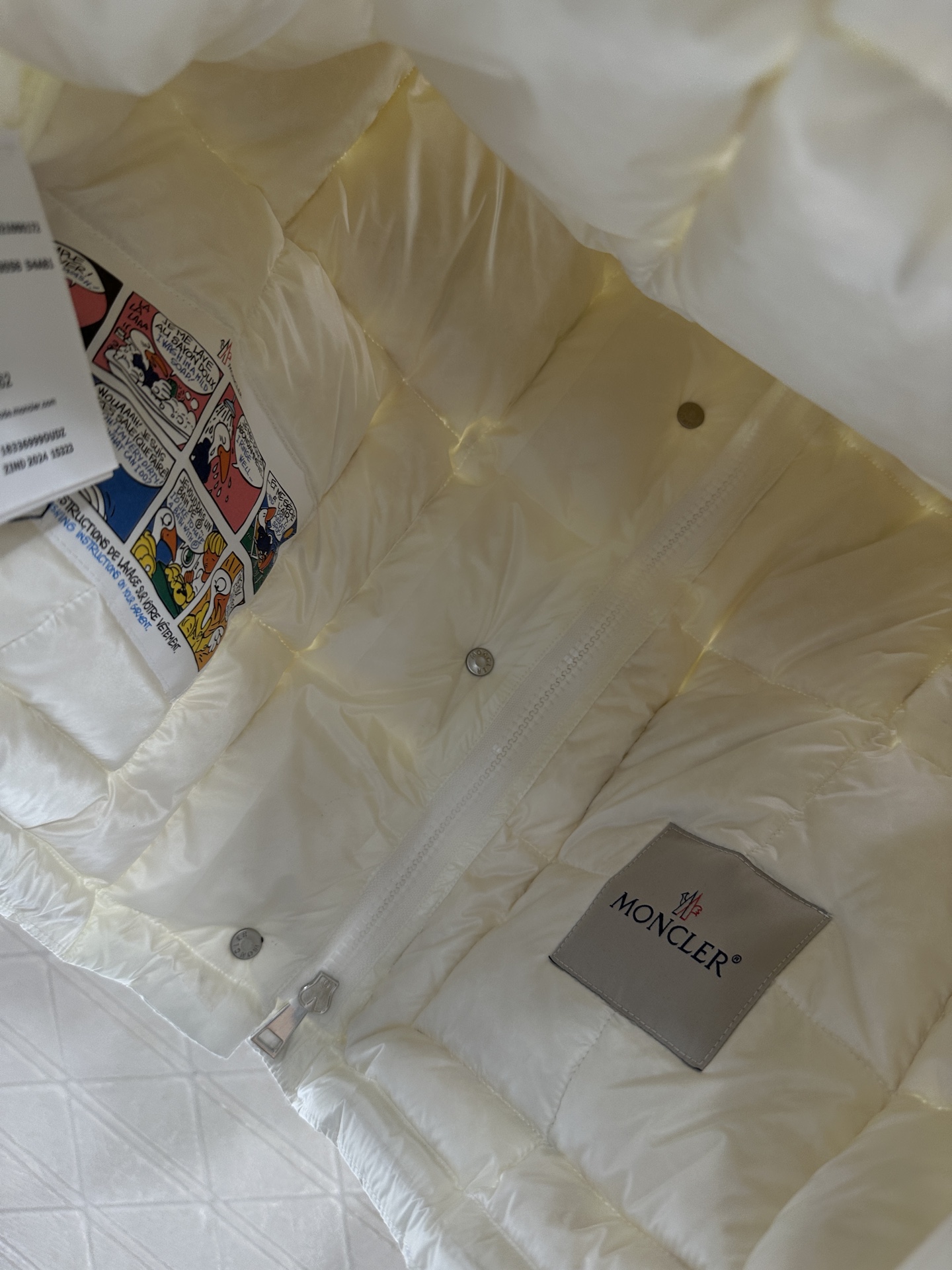 ♥Moncle*♥2025新品上架
      立领翻领薄款羽绒服
定制YB进口尼龙材质 其工艺还原 升
