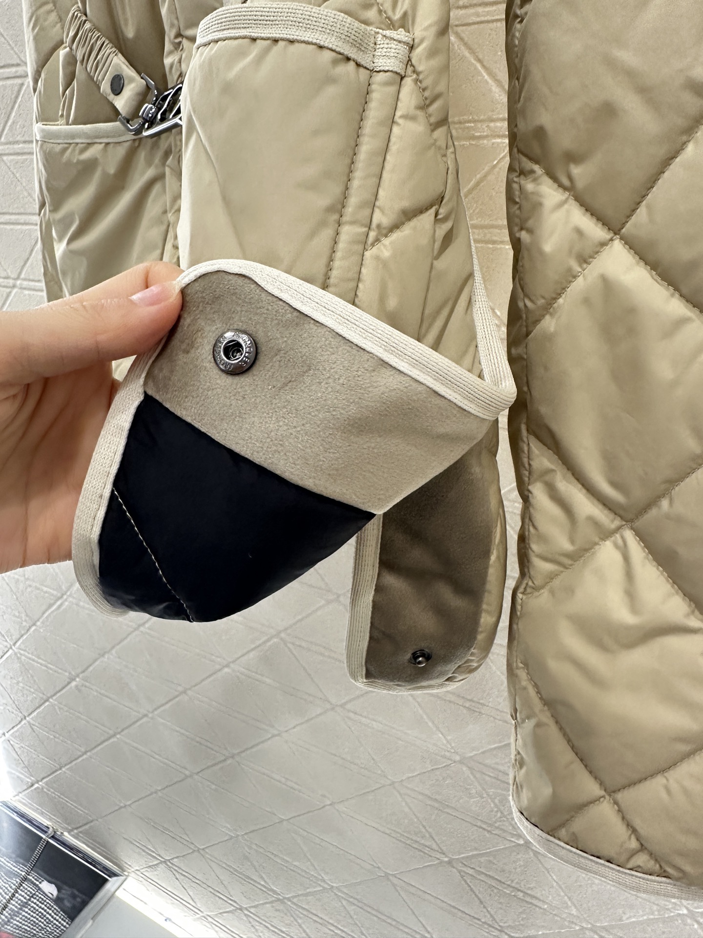 ♥Moncle*♥2025新品上架
     两穿拆卸翻领羽绒服
定制YB进口亮面防风防水尼龙材质 通体