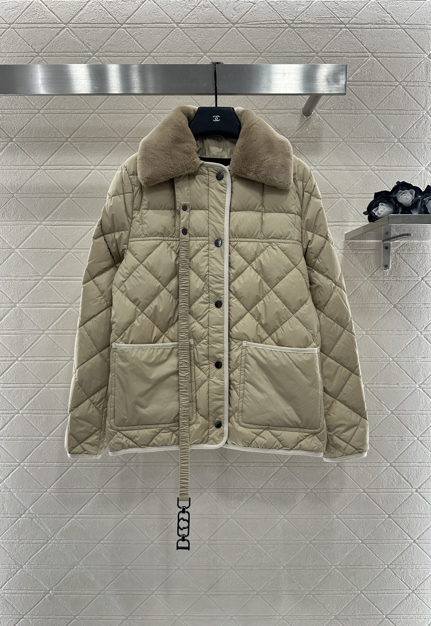 ♥Moncle*♥2025新品上架
     两穿拆卸翻领羽绒服
定制YB进口亮面防风防水尼龙材质 通体