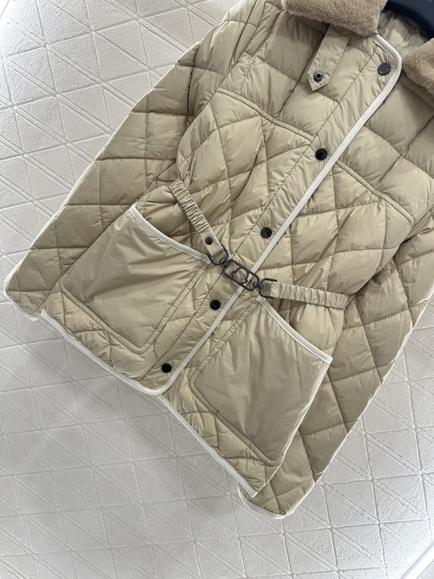 ♥Moncle*♥2025新品上架
     两穿拆卸翻领羽绒服
定制YB进口亮面防风防水尼龙材质 通体