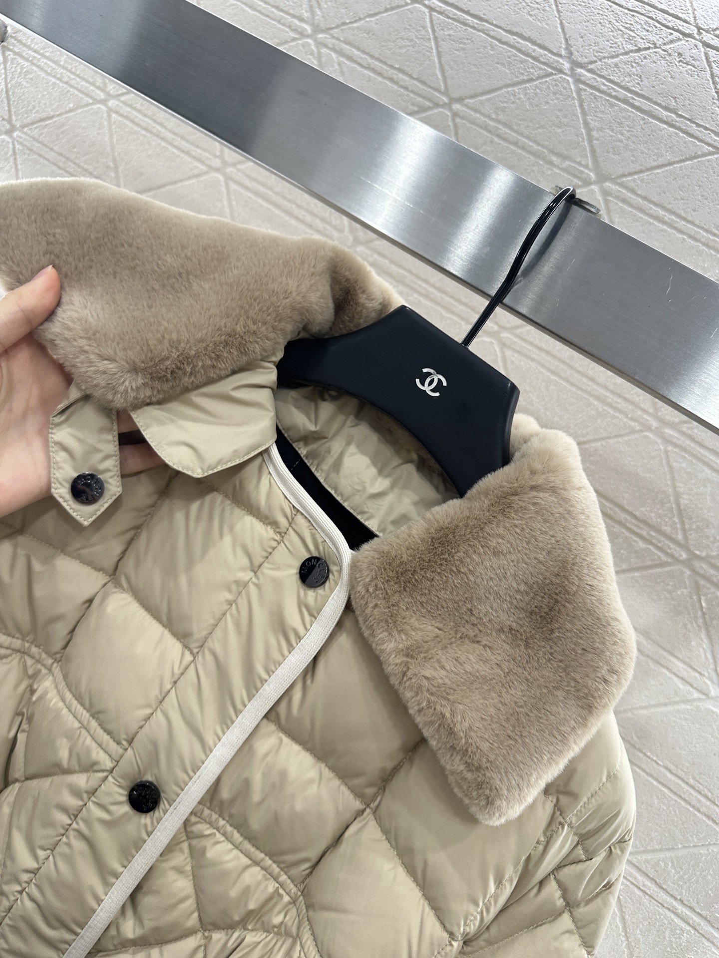♥Moncle*♥2025新品上架
     两穿拆卸翻领羽绒服
定制YB进口亮面防风防水尼龙材质 通体