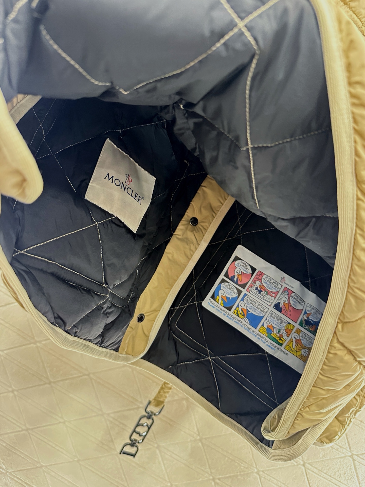 ♥Moncle*♥2025新品上架
     两穿拆卸翻领羽绒服
定制YB进口亮面防风防水尼龙材质 通体