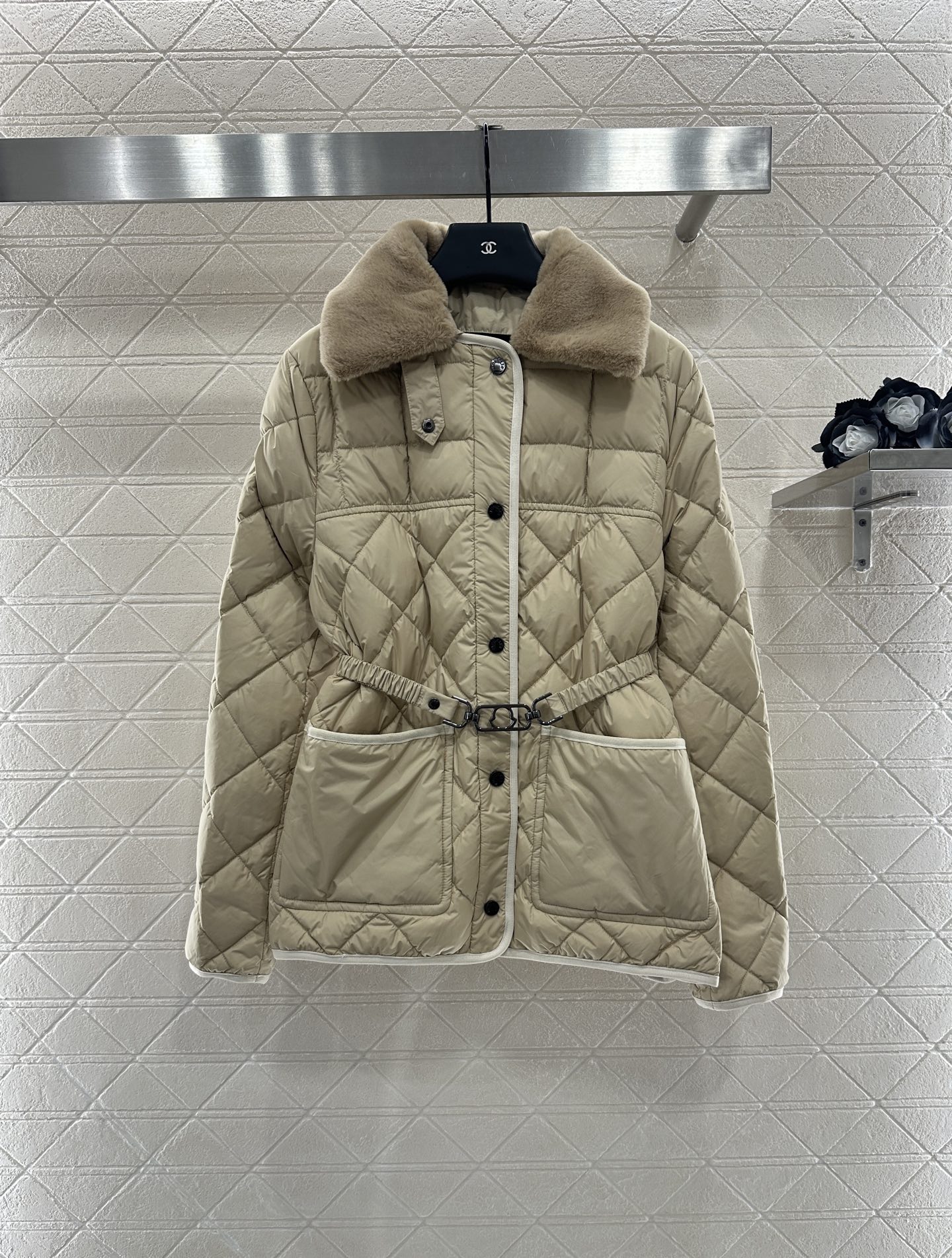 ♥Moncle*♥2025新品上架
     两穿拆卸翻领羽绒服
定制YB进口亮面防风防水尼龙材质 通体