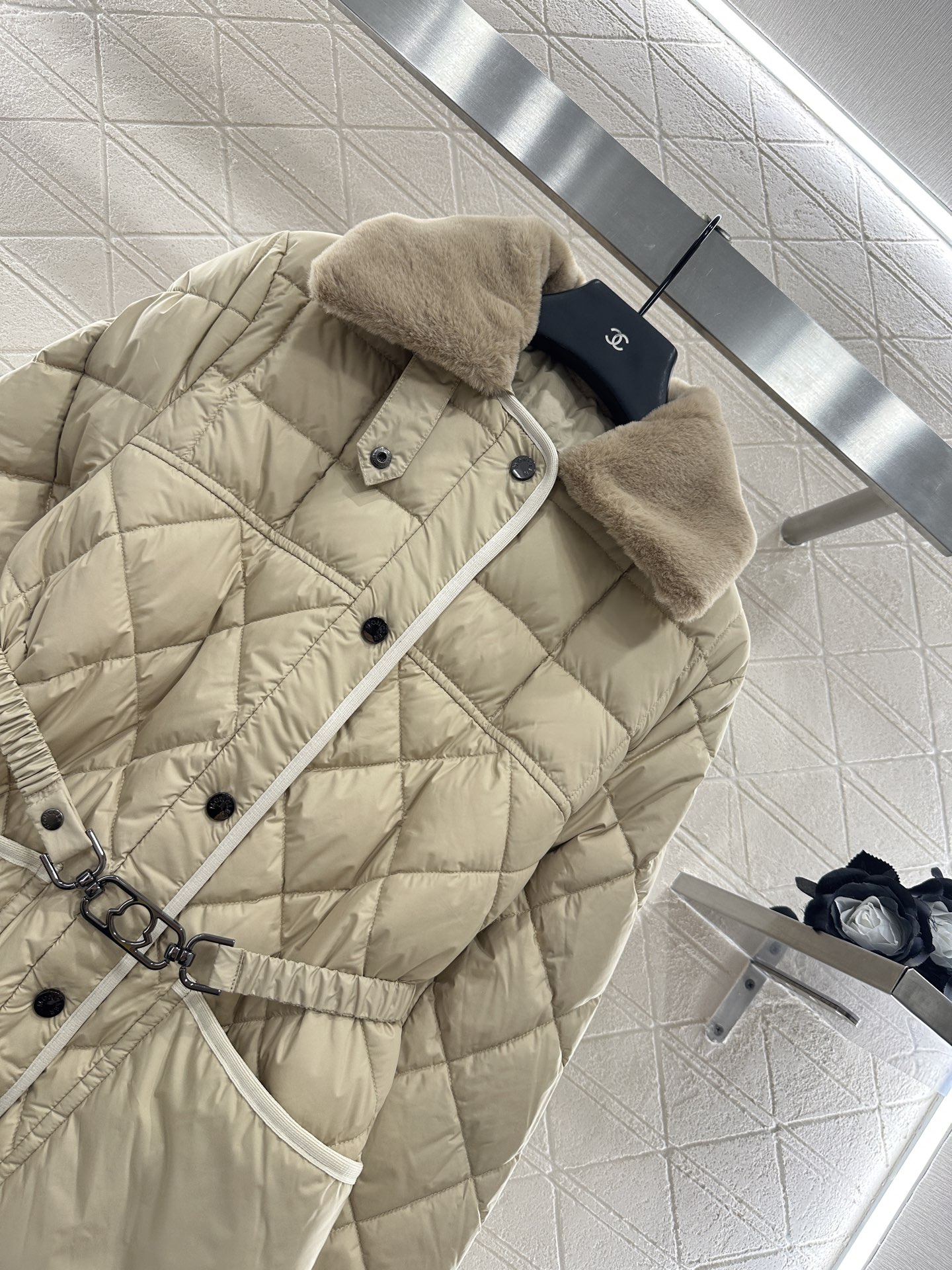♥Moncle*♥2025新品上架
     两穿拆卸翻领羽绒服
定制YB进口亮面防风防水尼龙材质 通体