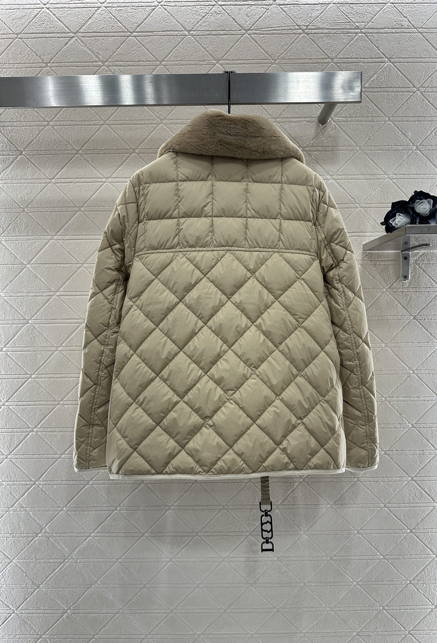 ♥Moncle*♥2025新品上架
     两穿拆卸翻领羽绒服
定制YB进口亮面防风防水尼龙材质 通体
