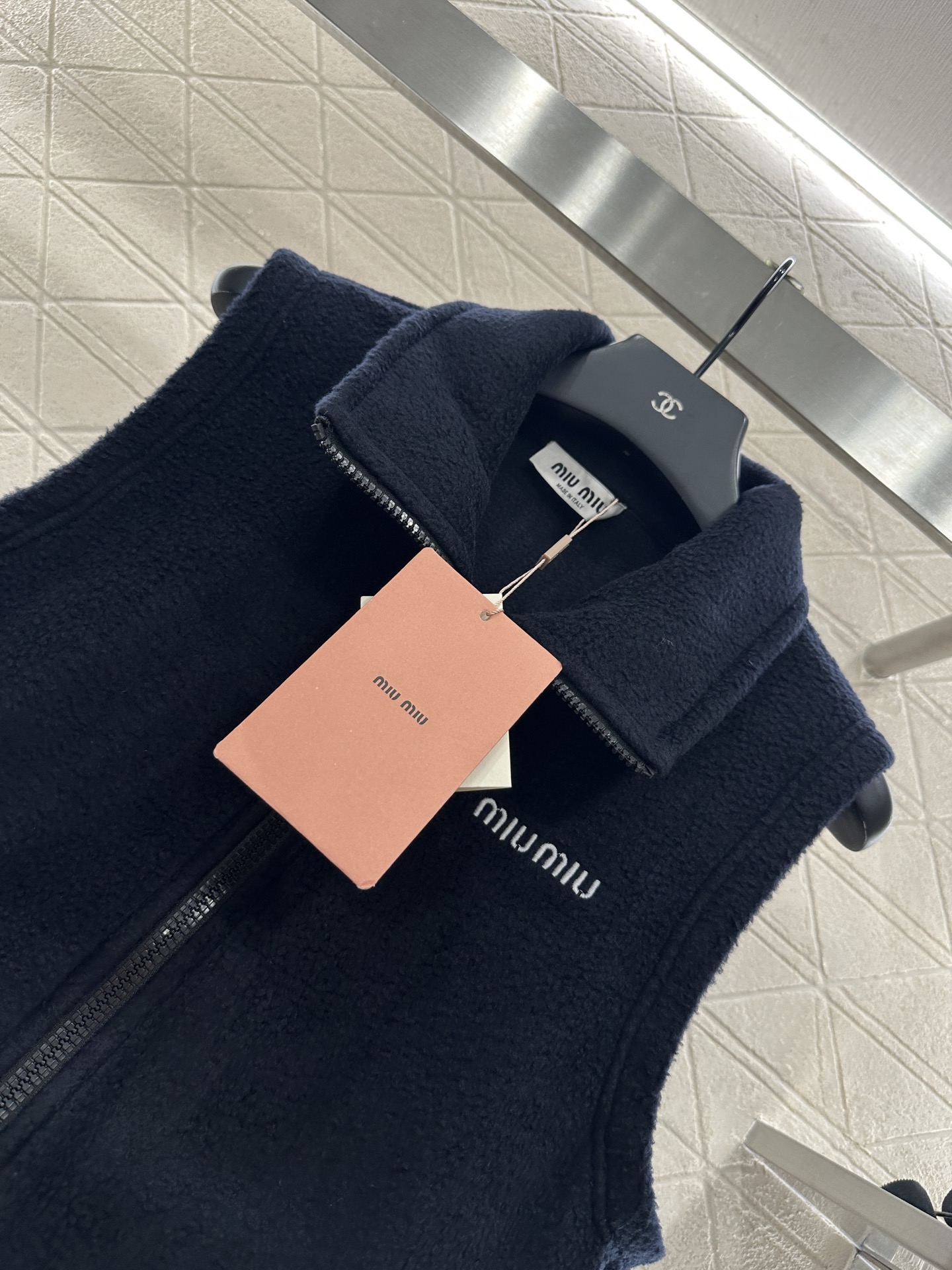 ♥Miumi♥2025新品上架
   摇粒绒拉链羽绒马甲
定制YB进口摇粒绒材质 质感柔软舒适 亲肤保暖