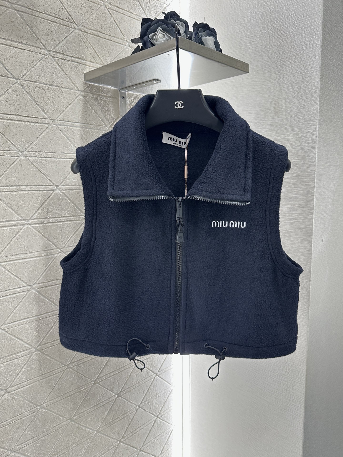 ♥Miumi♥2025新品上架
   摇粒绒拉链羽绒马甲
定制YB进口摇粒绒材质 质感柔软舒适 亲肤保暖