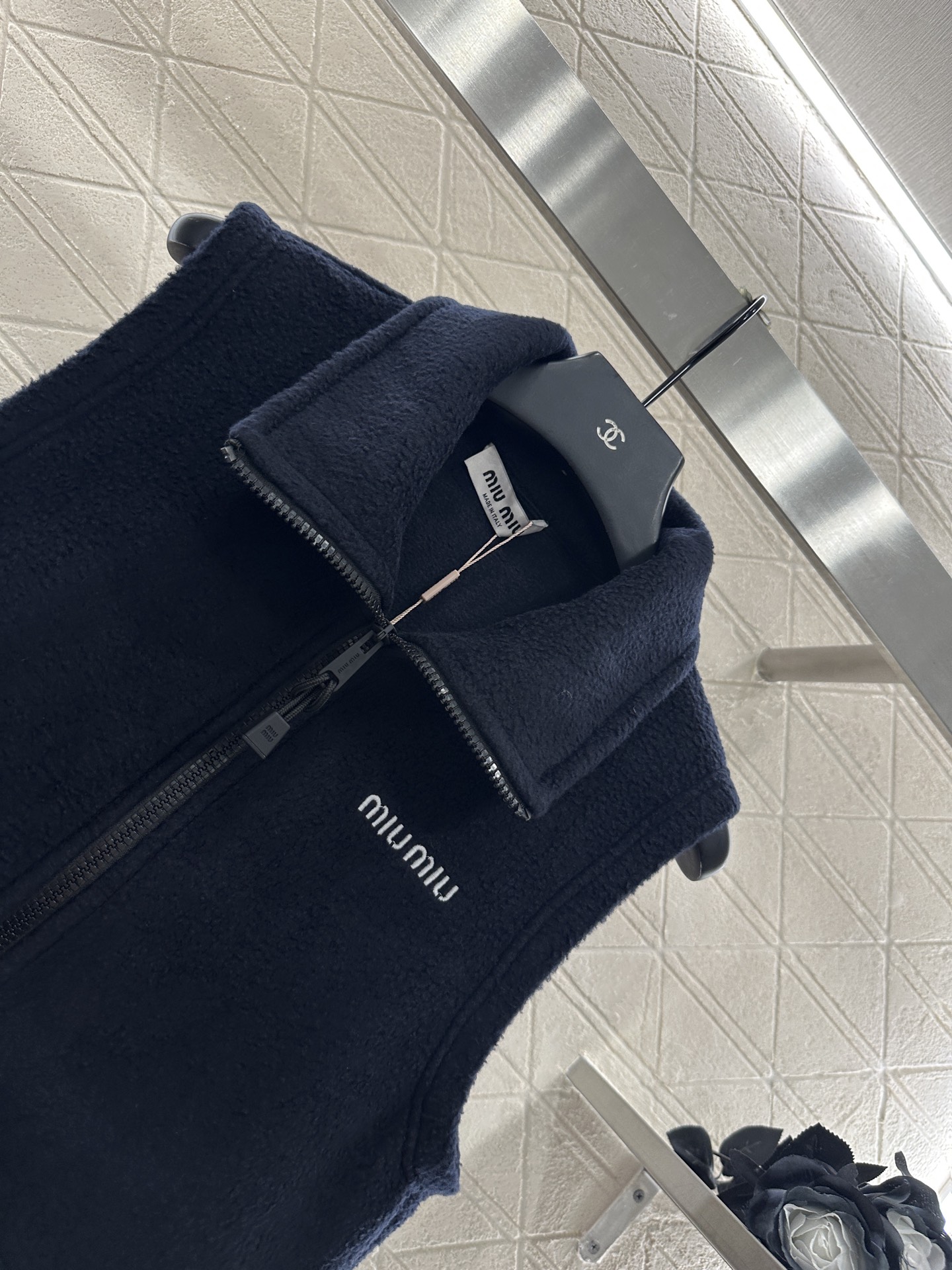 ♥Miumi♥2025新品上架
   摇粒绒拉链羽绒马甲
定制YB进口摇粒绒材质 质感柔软舒适 亲肤保暖