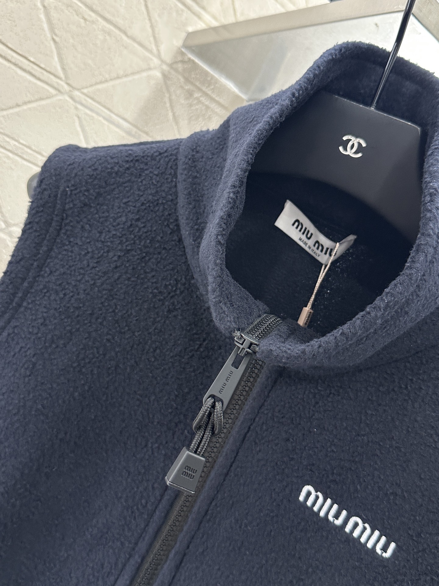 ♥Miumi♥2025新品上架
   摇粒绒拉链羽绒马甲
定制YB进口摇粒绒材质 质感柔软舒适 亲肤保暖