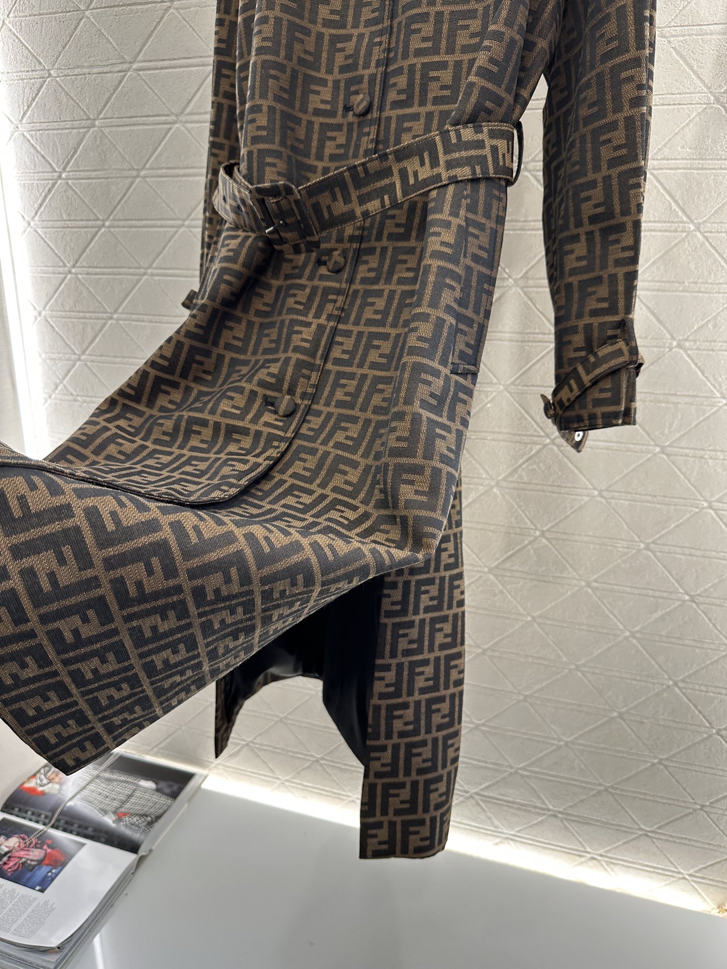 “Fend*2025 New Female Suit: High-Quality Long Coat with Floral Design and Customized Details” - 图片 8