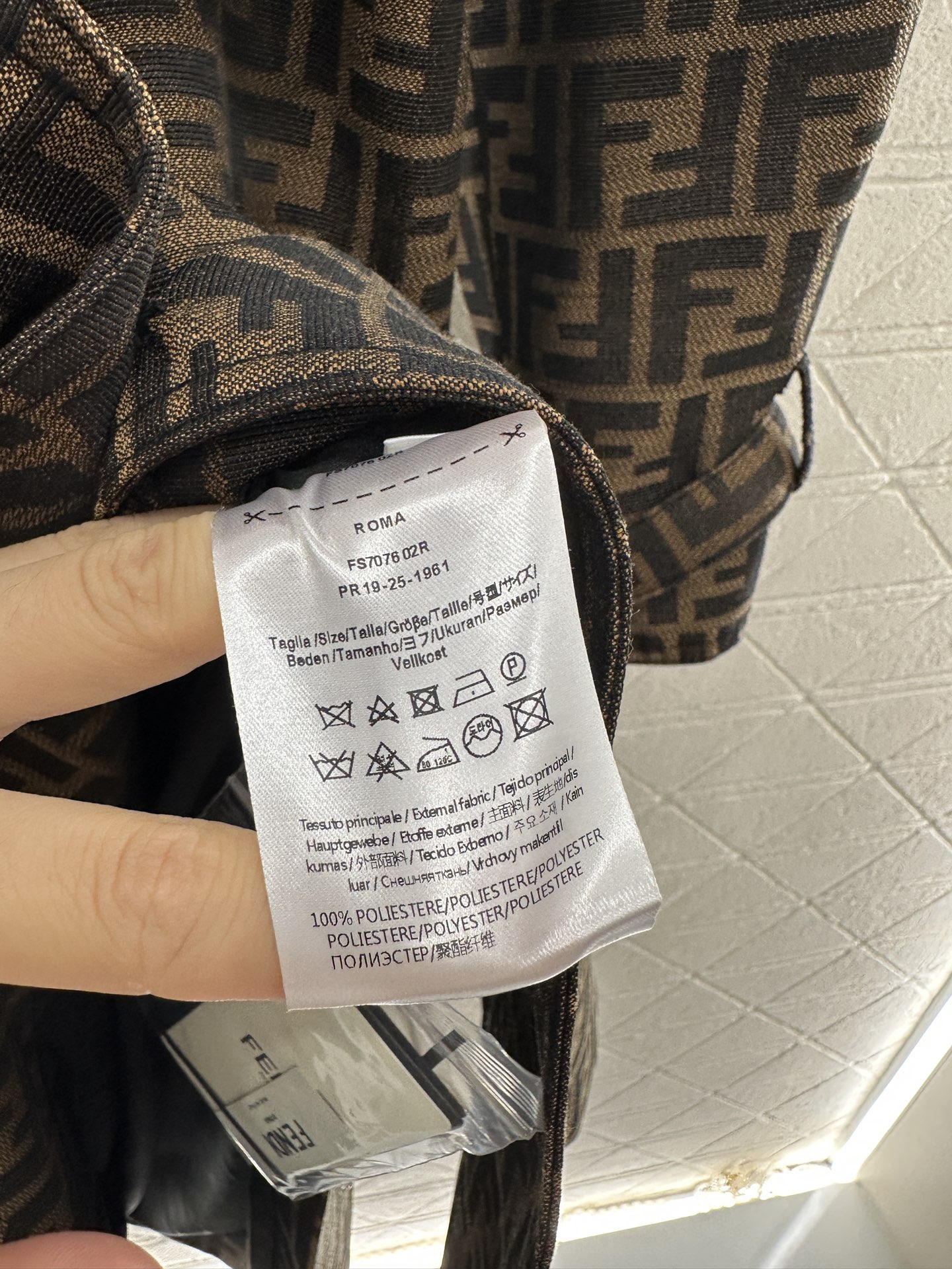 “Fend*2025 New Female Suit: High-Quality Long Coat with Floral Design and Customized Details” - 图片 9