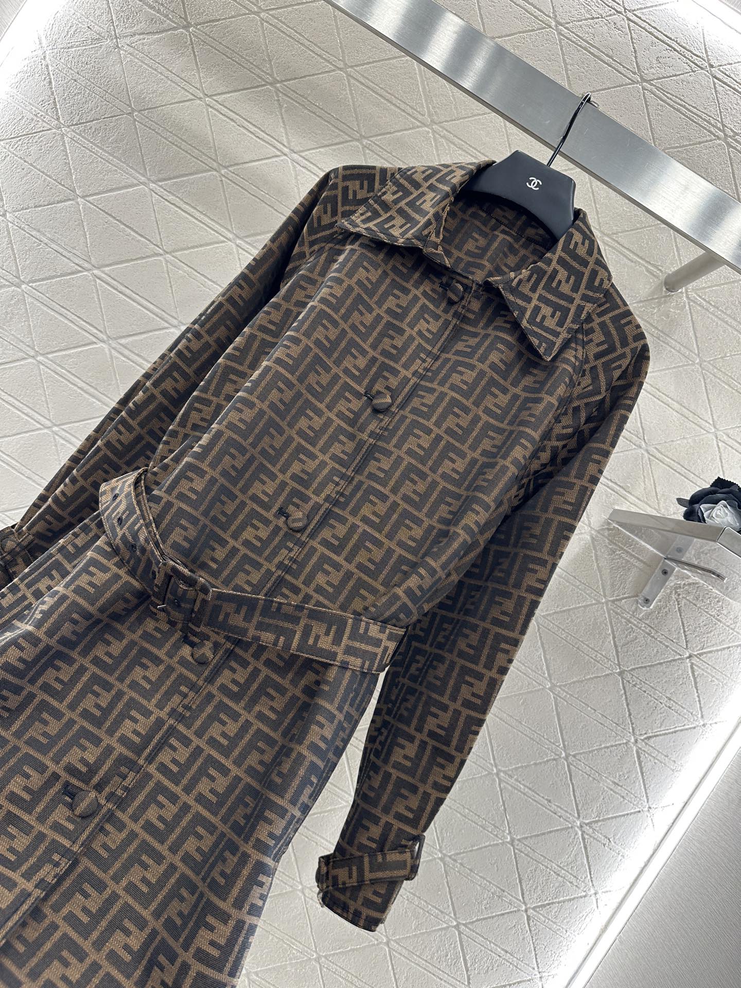 “Fend*2025 New Female Suit: High-Quality Long Coat with Floral Design and Customized Details” - 图片 7