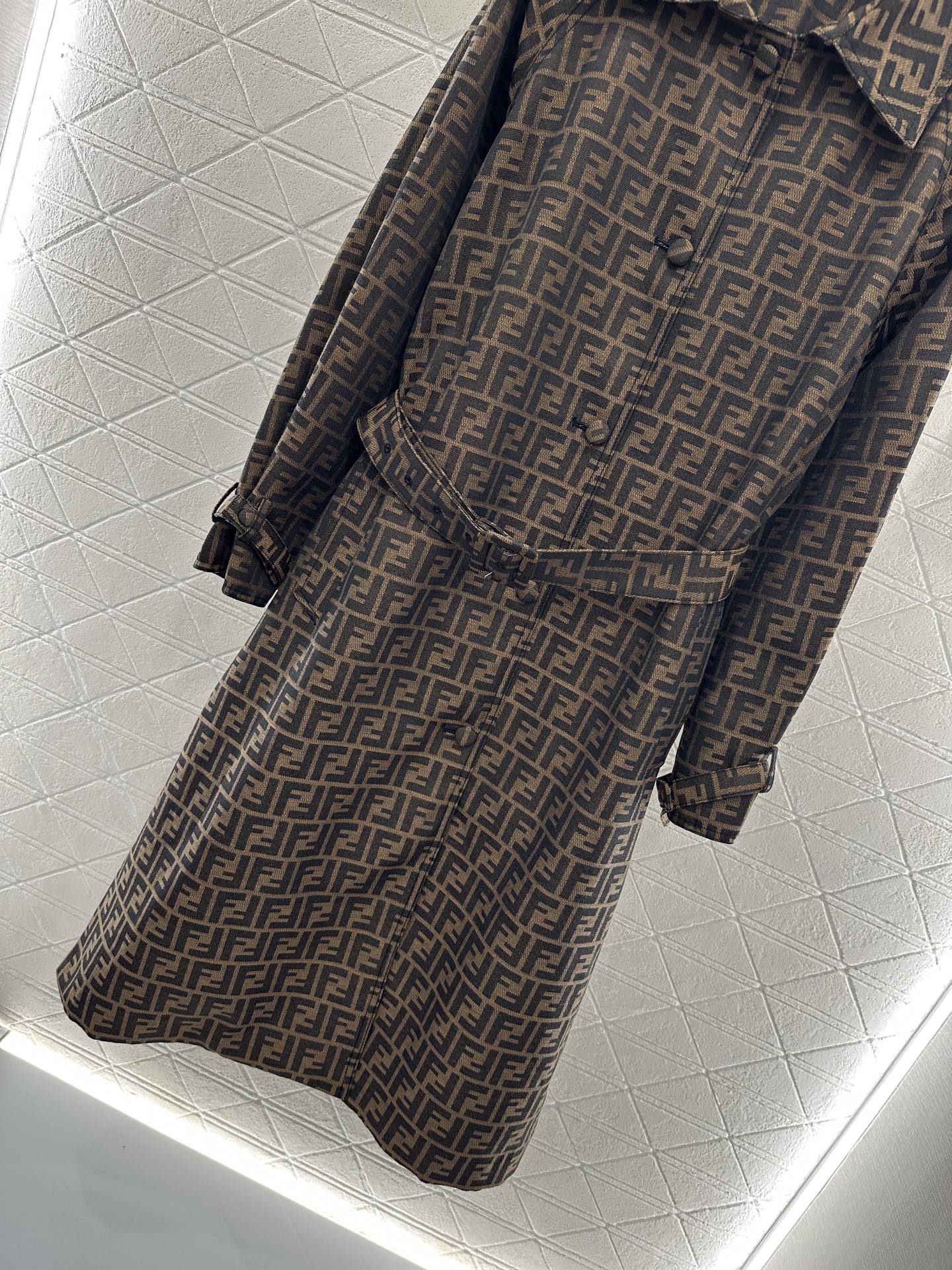 “Fend*2025 New Female Suit: High-Quality Long Coat with Floral Design and Customized Details” - 图片 5