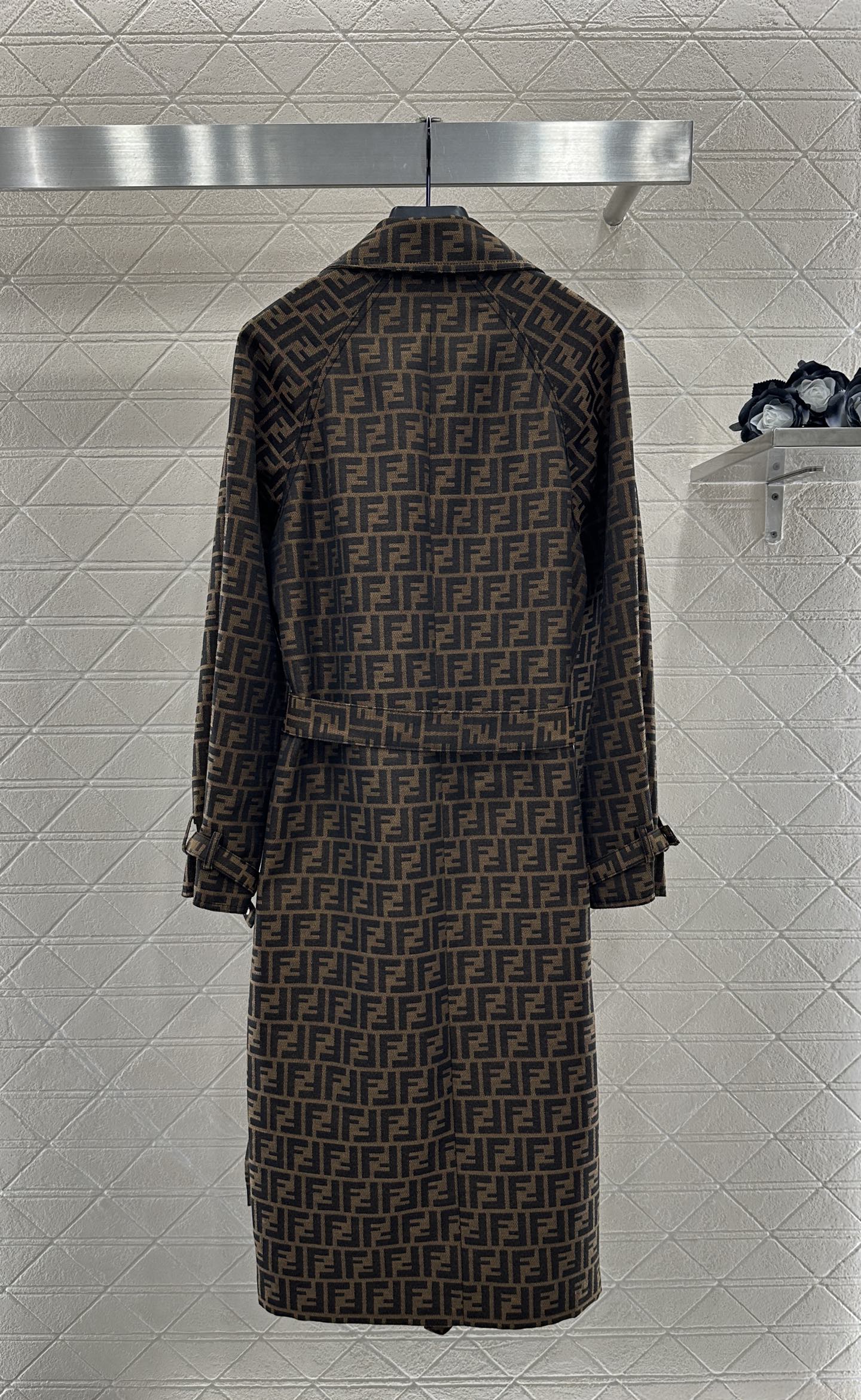 “Fend*2025 New Female Suit: High-Quality Long Coat with Floral Design and Customized Details” - 图片 2