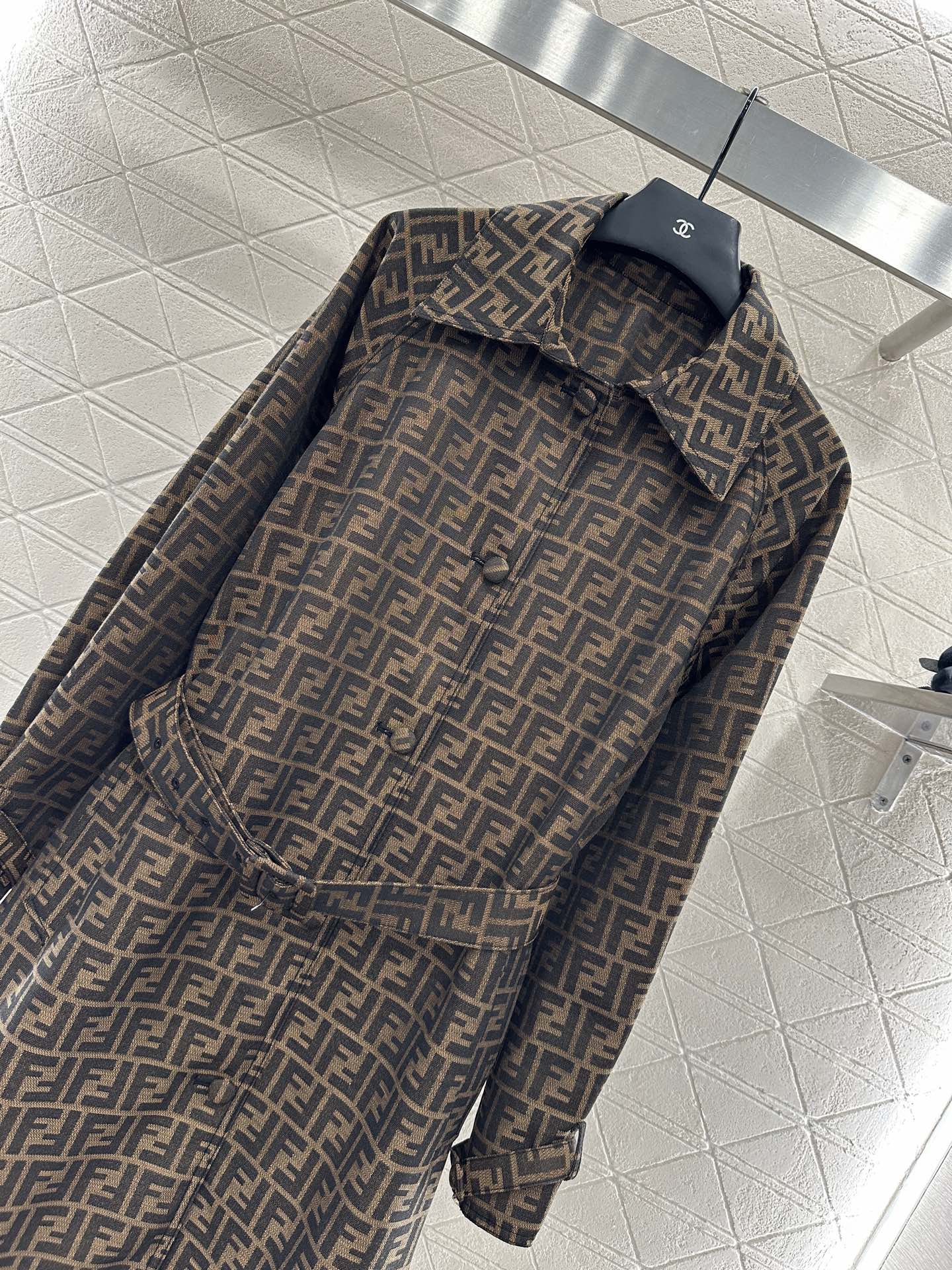 “Fend*2025 New Female Suit: High-Quality Long Coat with Floral Design and Customized Details” - 图片 3