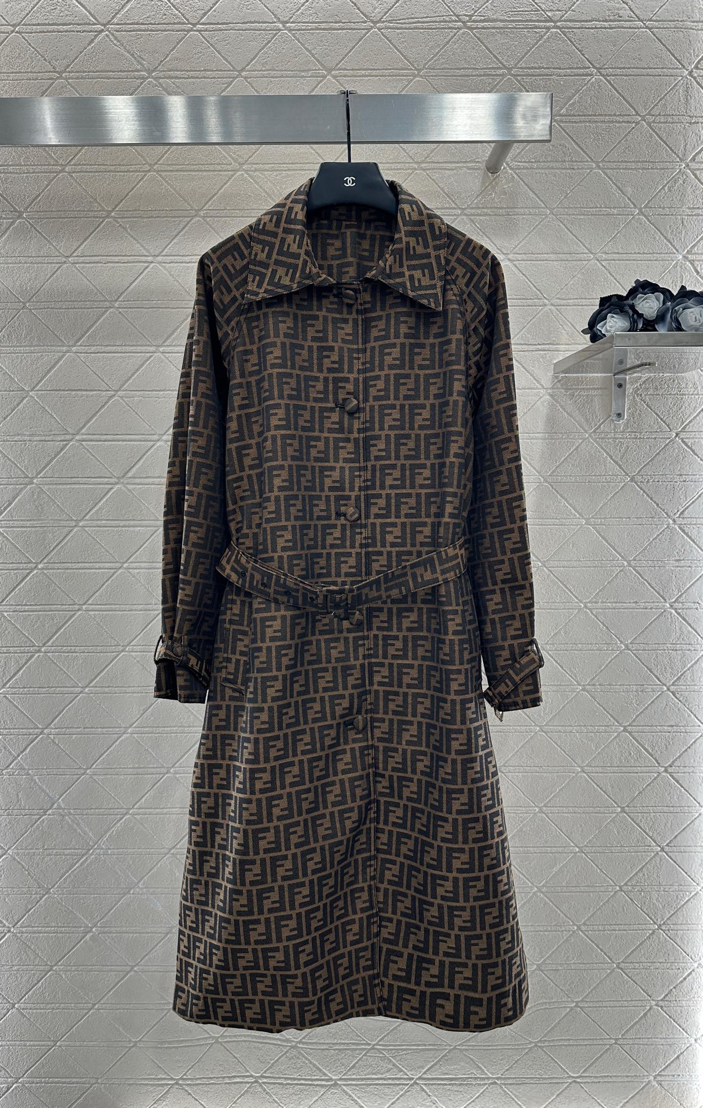 “Fend*2025 New Female Suit: High-Quality Long Coat with Floral Design and Customized Details” - 图片 1