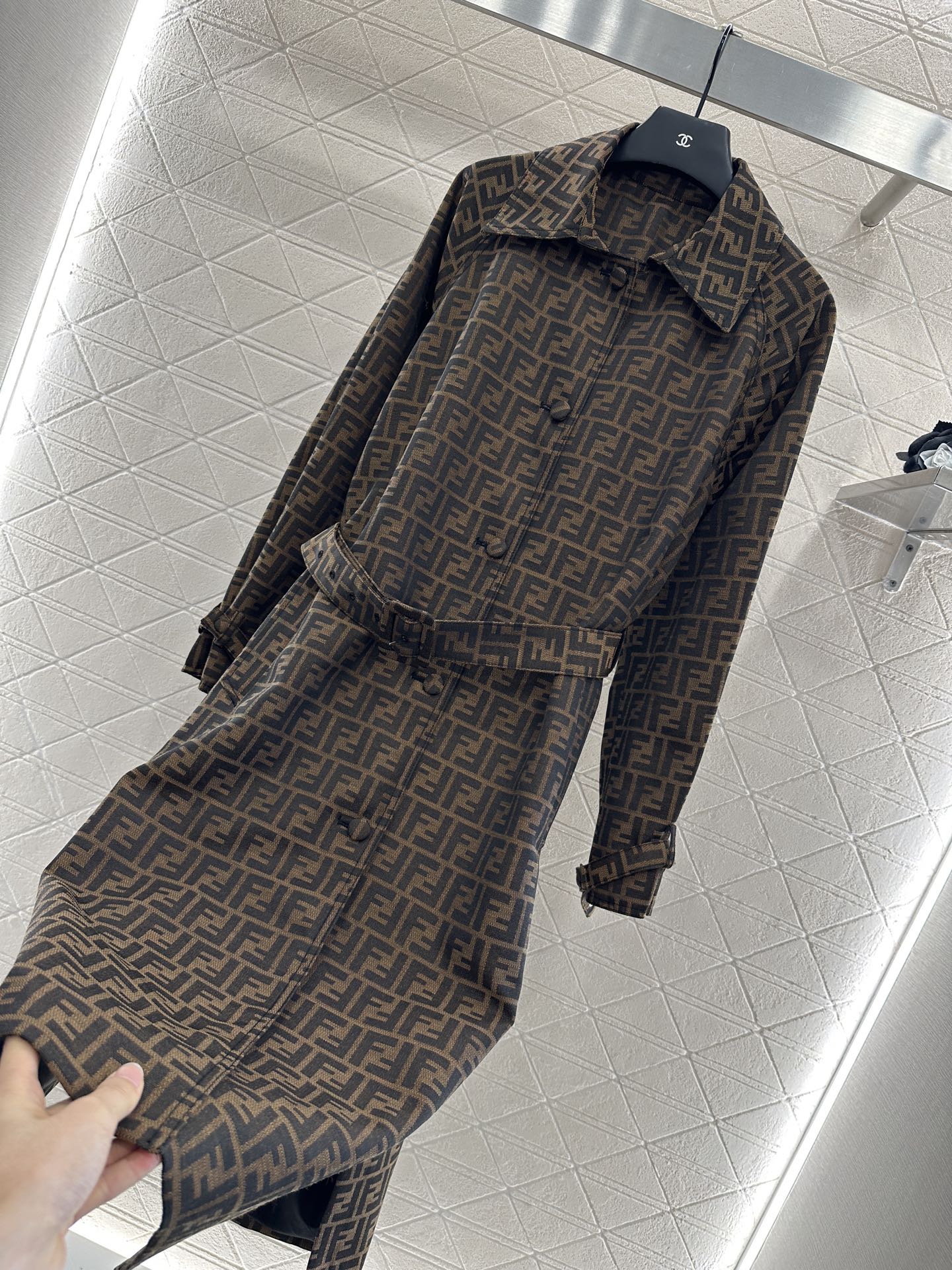 “Fend*2025 New Female Suit: High-Quality Long Coat with Floral Design and Customized Details” - 图片 6