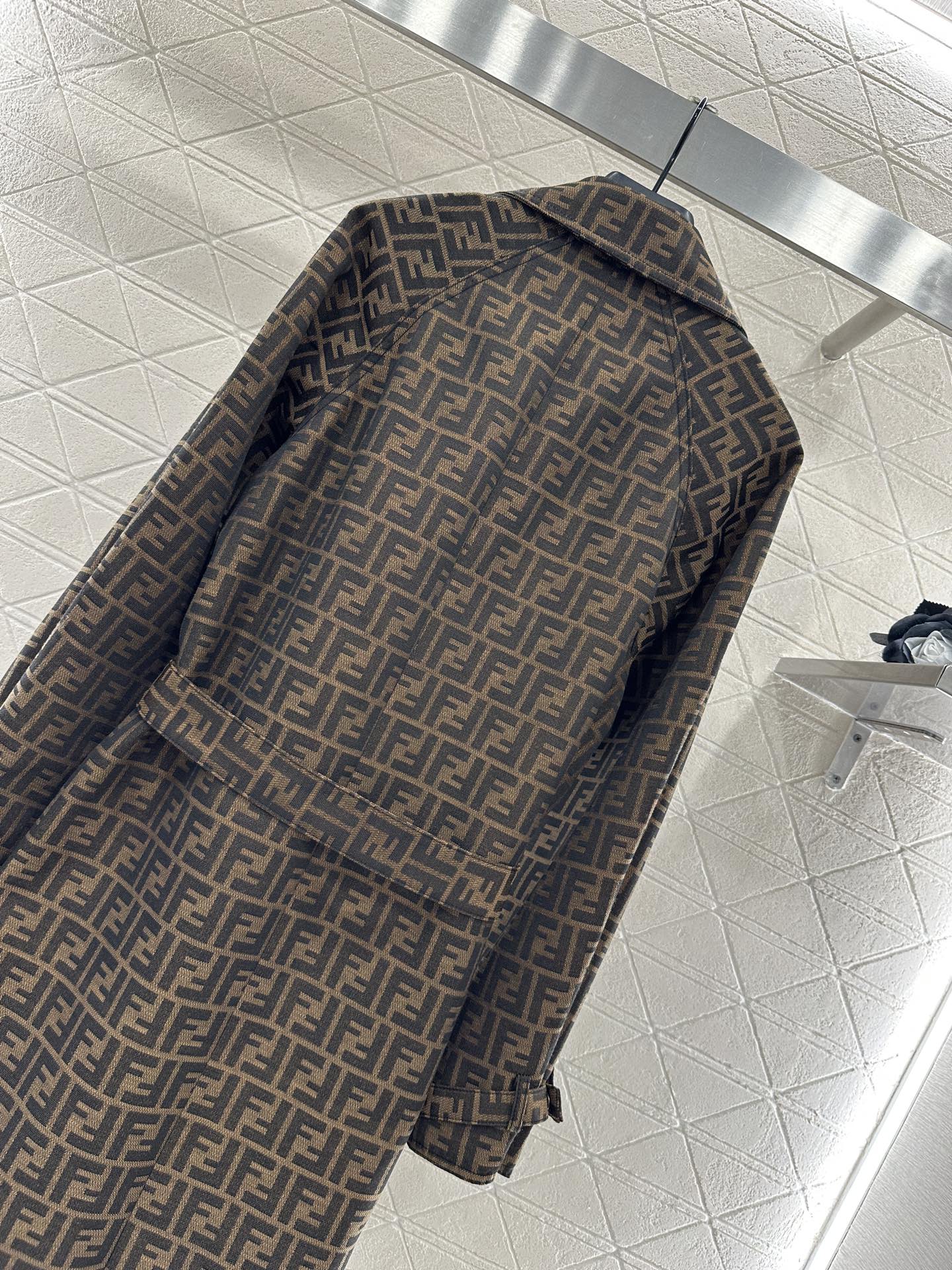 “Fend*2025 New Female Suit: High-Quality Long Coat with Floral Design and Customized Details” - 图片 4