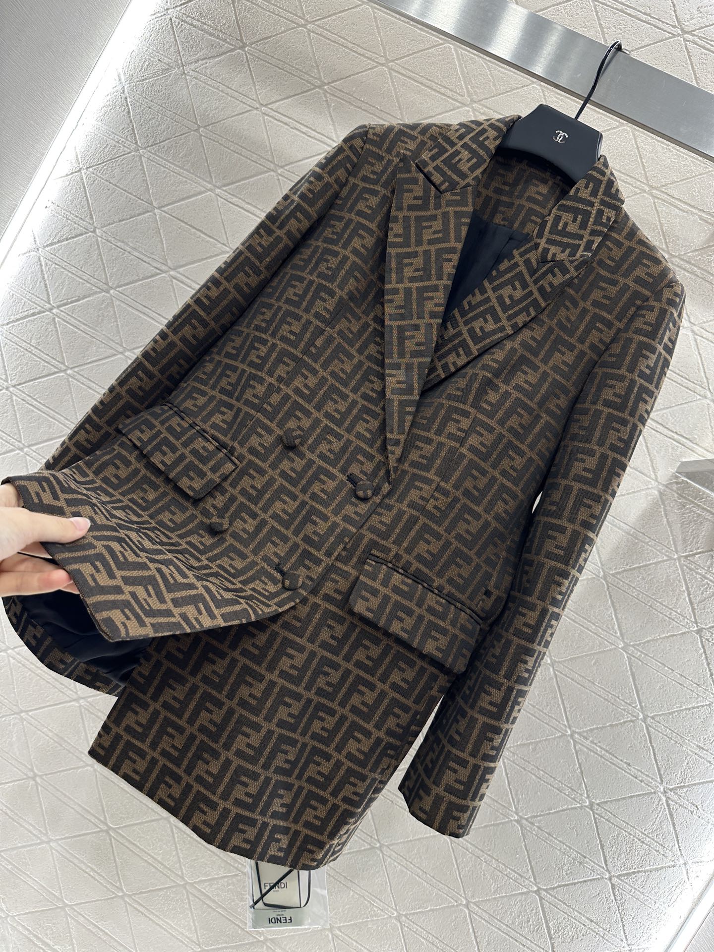 “High-Quality Women’s Suit with Fend*2025 Bouquet Design | Customizable YB Import Flowers” - 图片 5