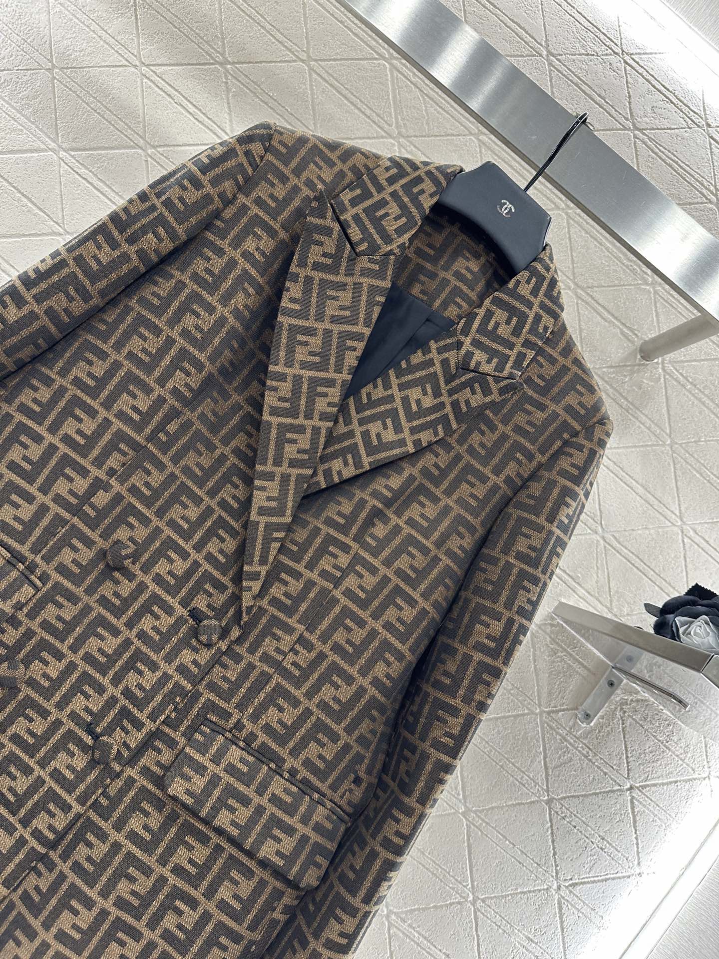 “High-Quality Women’s Suit with Fend*2025 Bouquet Design | Customizable YB Import Flowers” - 图片 3