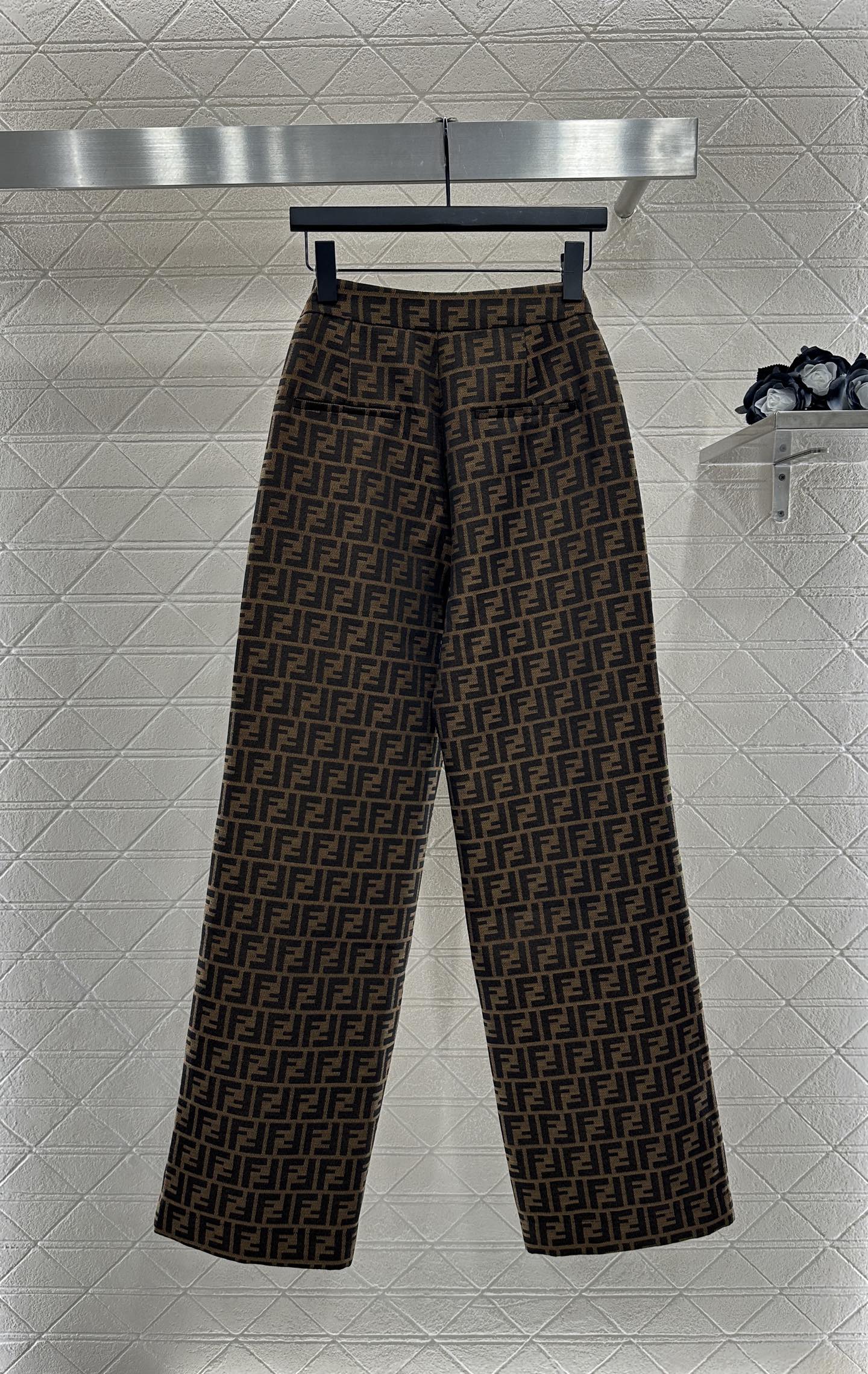 “High-Quality Women’s Suit with Fend*2025 Bouquet Design and Custom Flower Material – Retrofitted Oversized Suit” - 图片 2